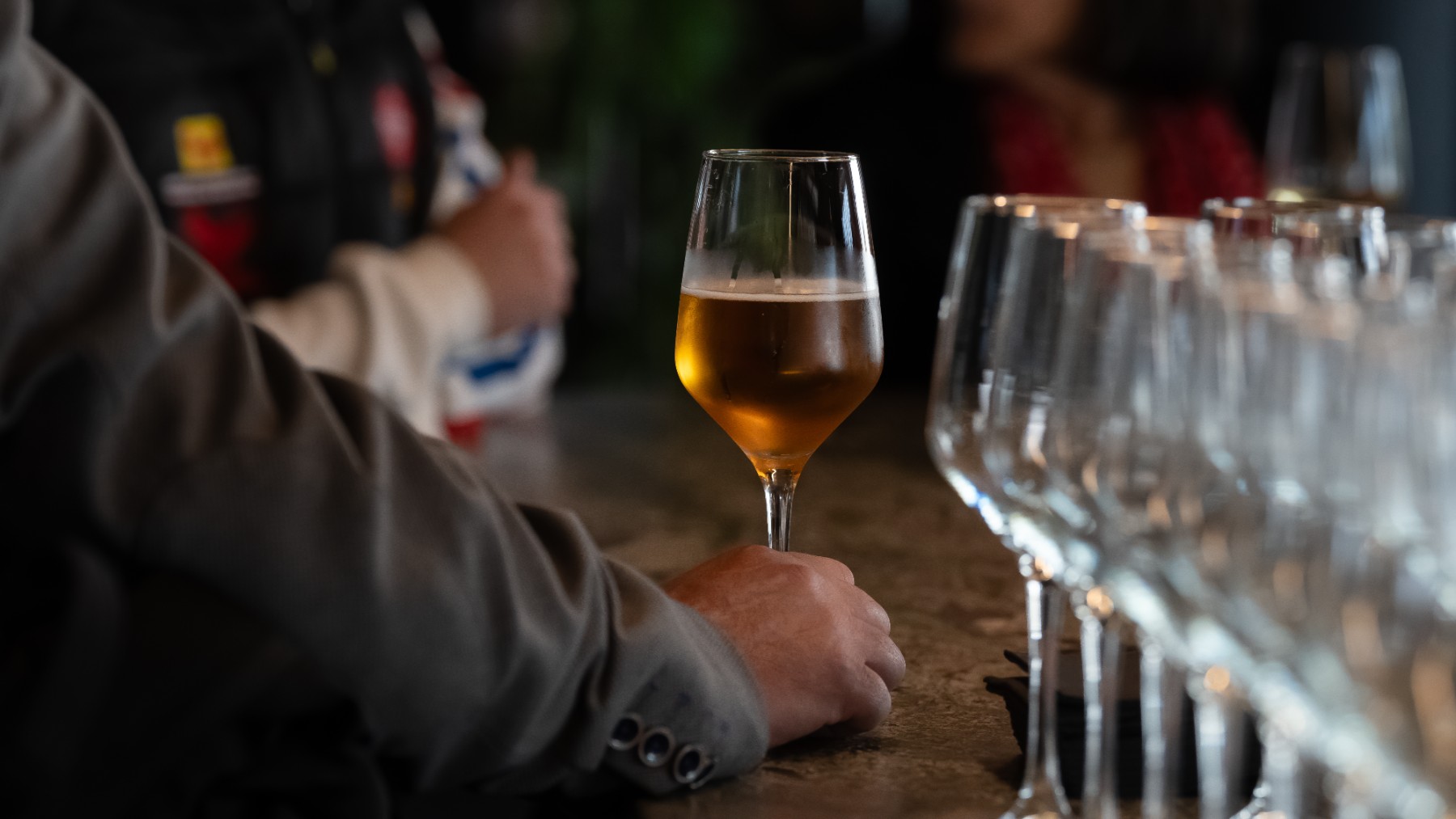 Un hombre bebe una cerveza en un bar. (EP)