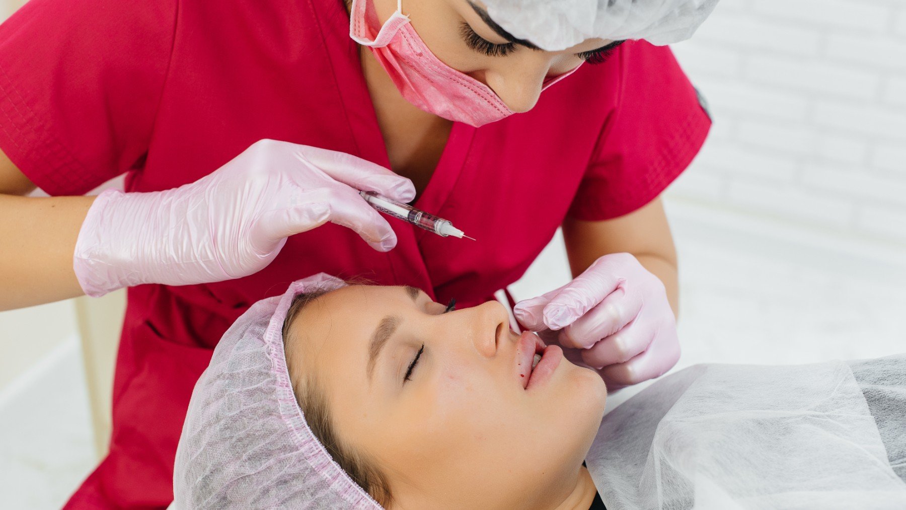 Llevando a cabo un procedimiento de cirugía estética en los labios.