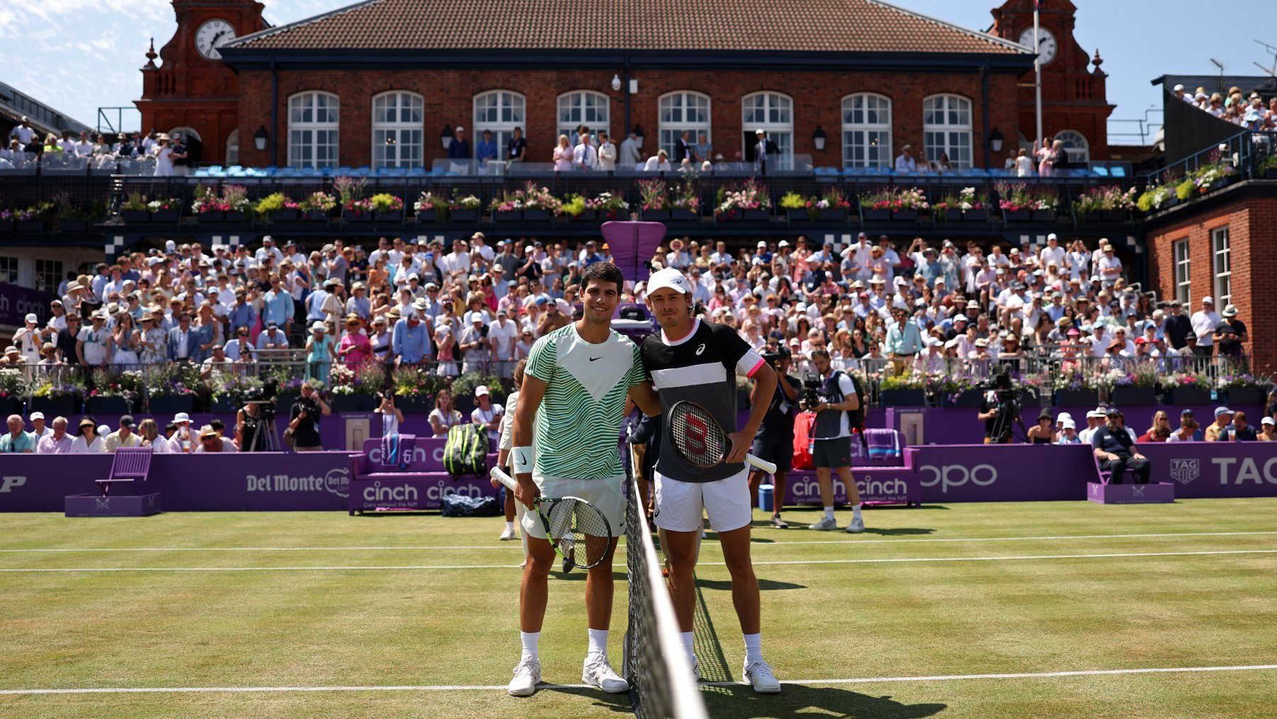 Alcaraz y De Miñaur, en la final del torneo de Queen’s 2023. (Getty)