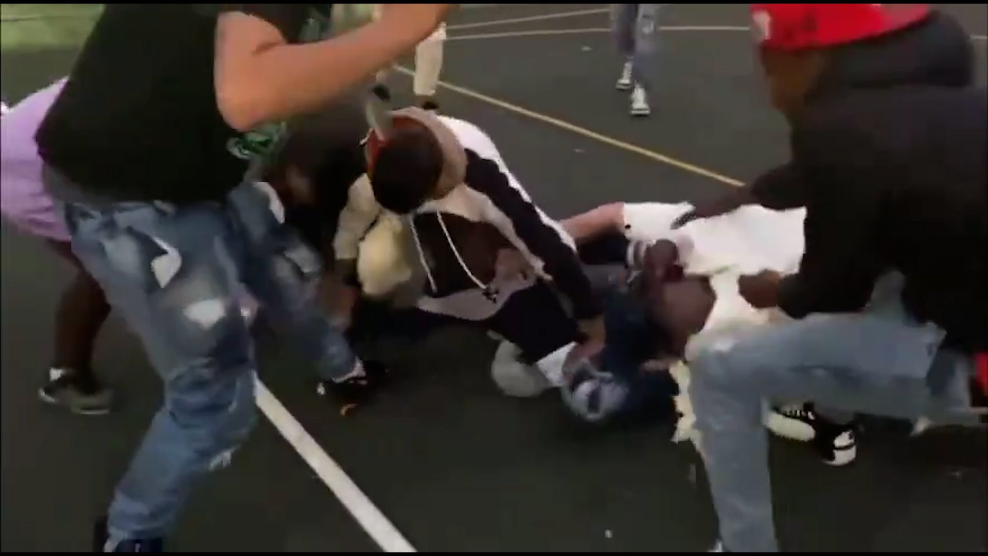 Un joven intenta clavar unas tijeras a otro en una pelea.
