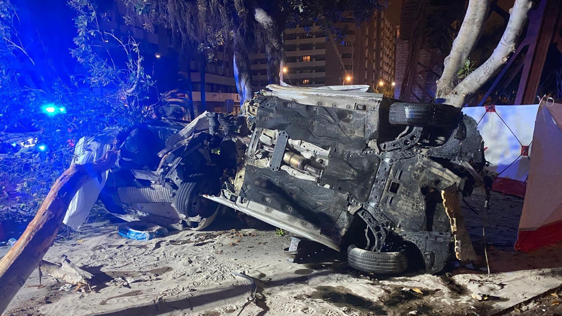 Vehículo volcado en la vía tras el accidente de tráfico en Almería.