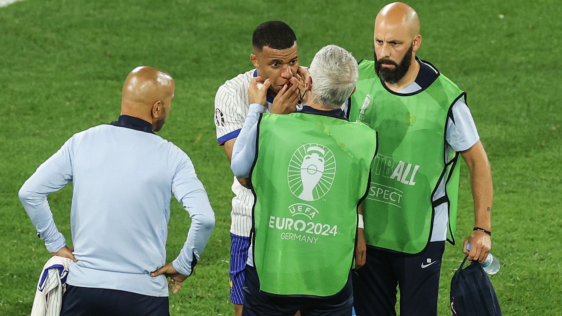 Mbappé siendo atendido por los médicos. (Getty)