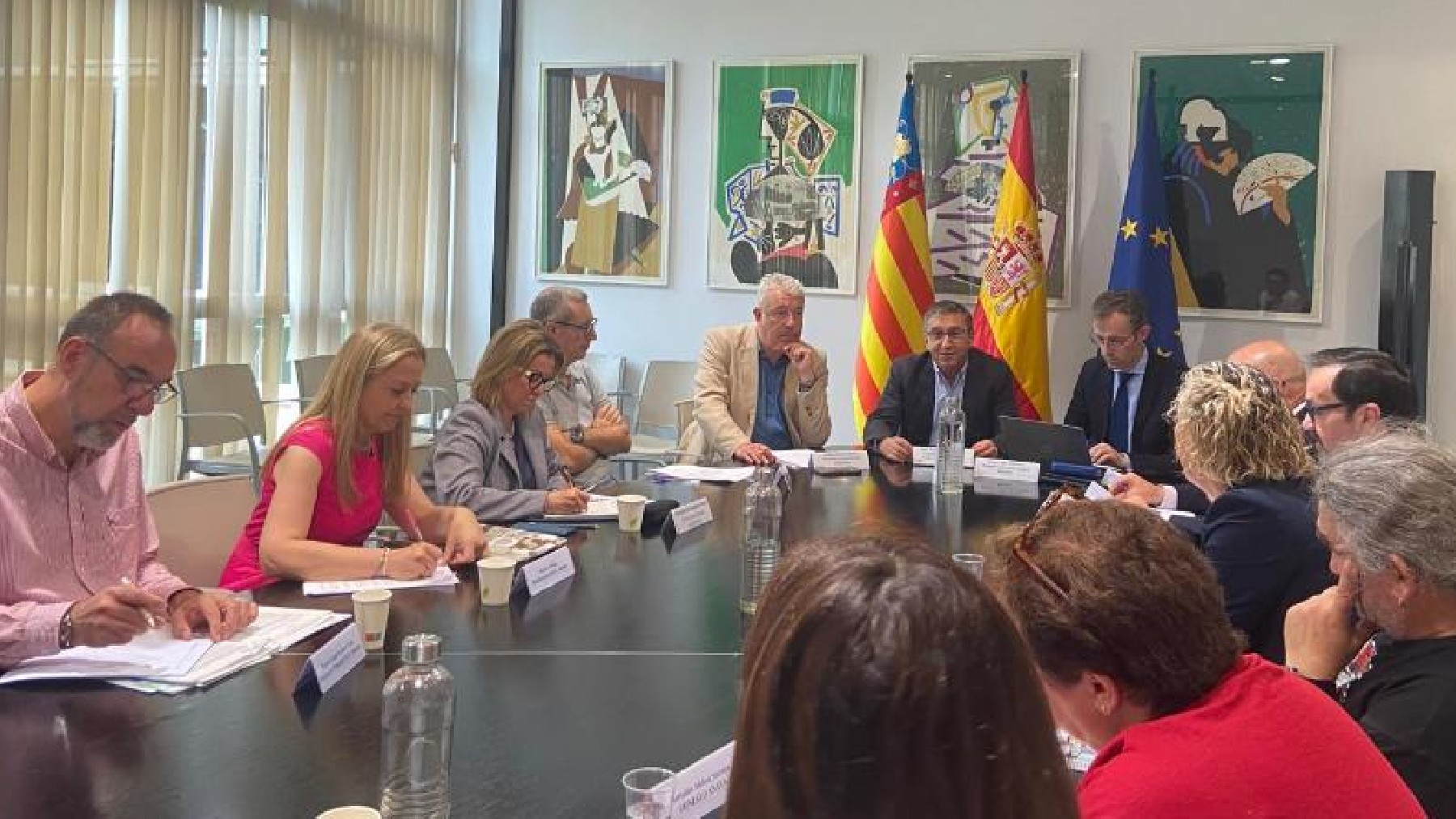 El consejero José Antonio Rovira, al fondo, en la Mesa de la Educación valenciana.
