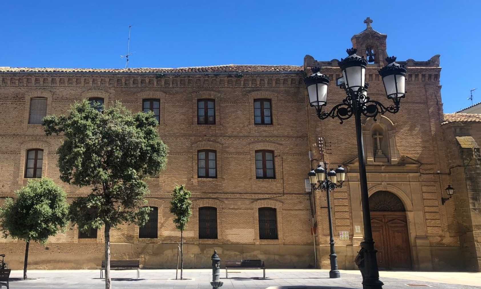 Fachada del seminario de la Santa Cruz (Huesca).