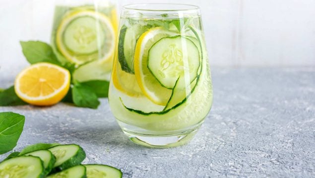 Receta veraniega de agua de lima con pepino