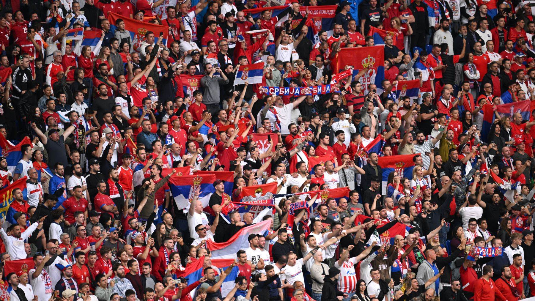 Aficionados de Serbia en la grada. (Getty)