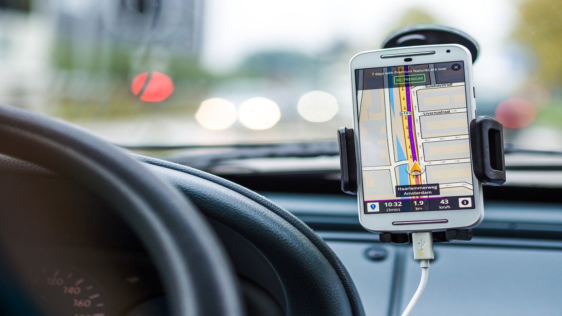 Las aplicaciones como Waze o Google Maps son muy populares para conducir.