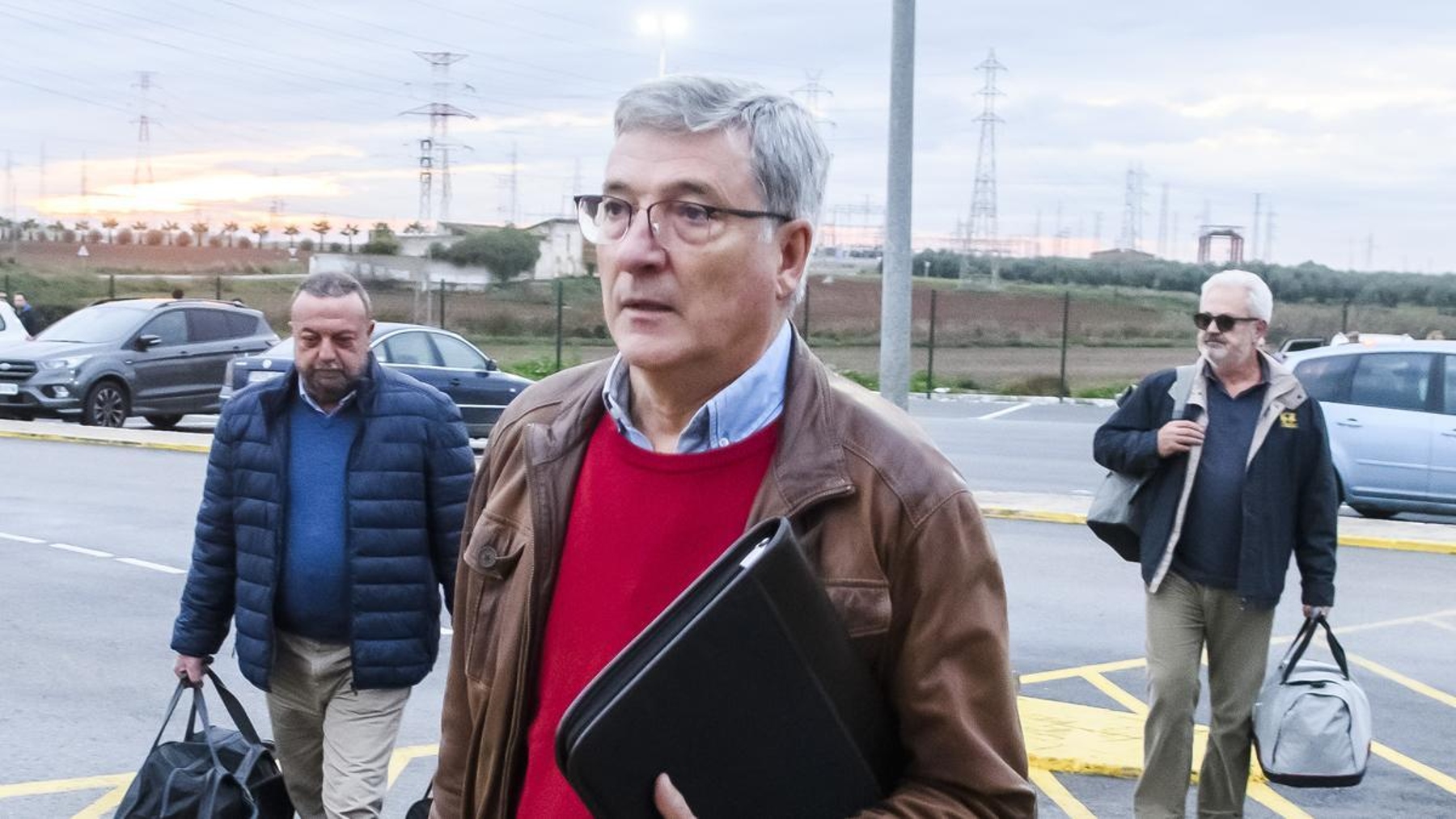 Román (i), Serrano (c) y Vallejo (d) ingresan en la prisión Sevilla I en enero de 2023. (Foto: Efe)