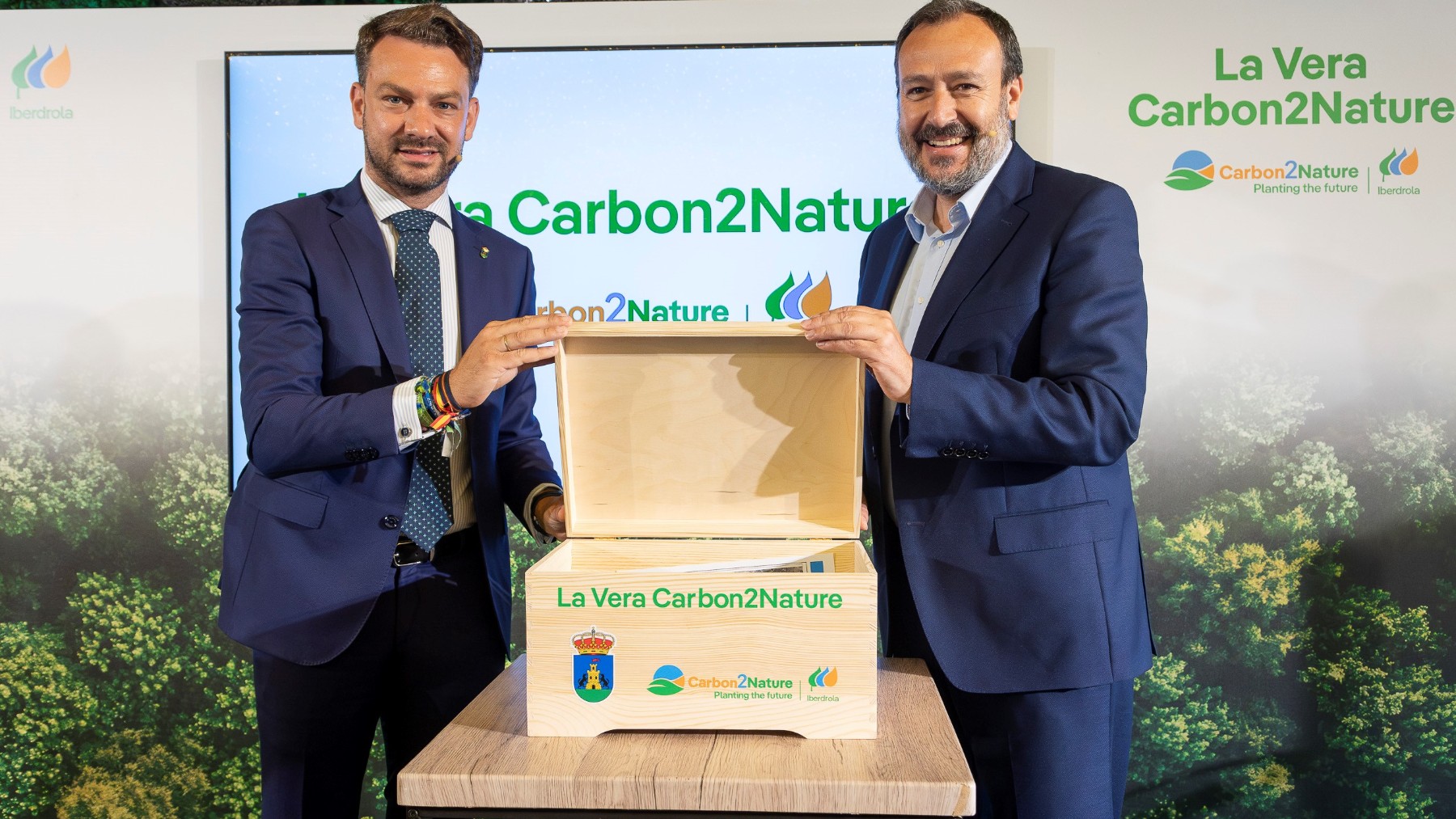 Luis Miguel Núñez, alcalde de Jaraíz de la Vera (izqda.) y Agustín Delgado, director global de Innovación y Sostenibilidad de Iberdrola en la presentación de La Vera Carbon2Nature