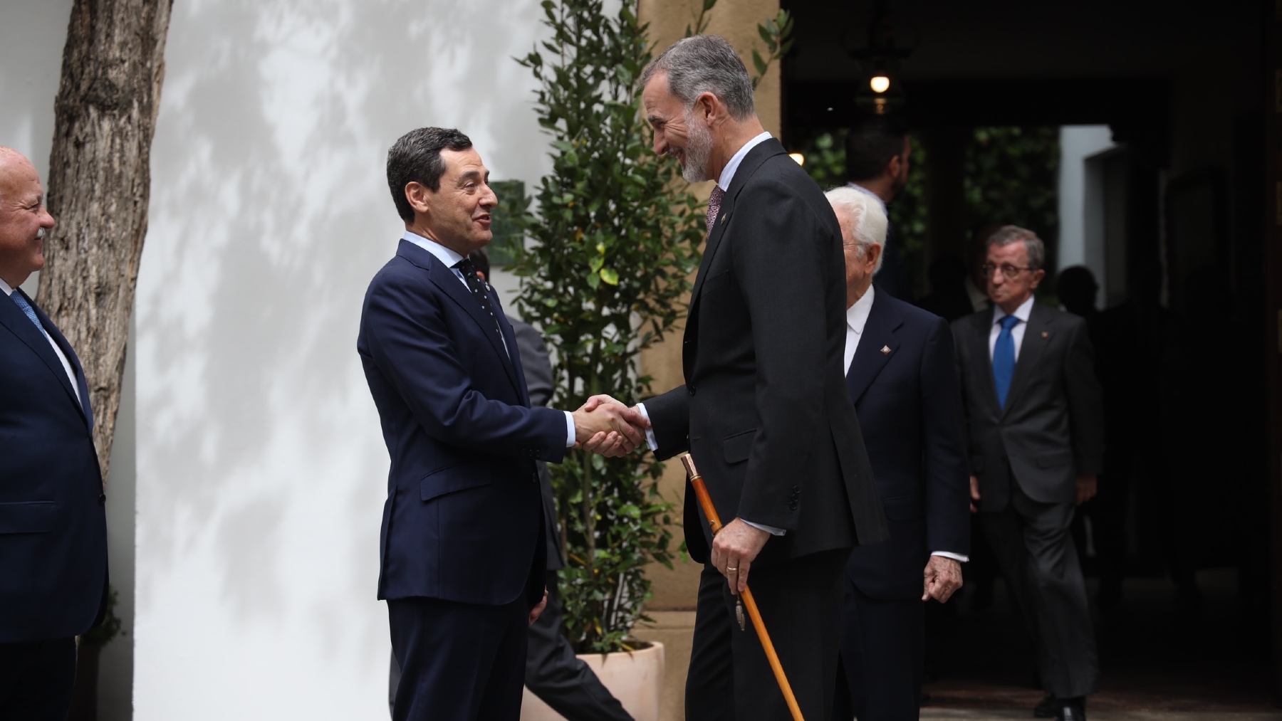 El Rey Felipe VI saluda a Juanma Moreno en una visita a Ronda, Málaga. (Foto: EP)