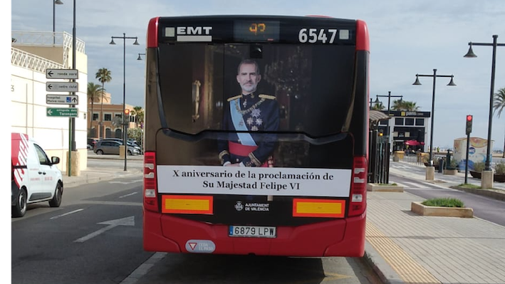 Autobús de la EMT de Valencia con la imagen de Felipe VI, este miércoles.