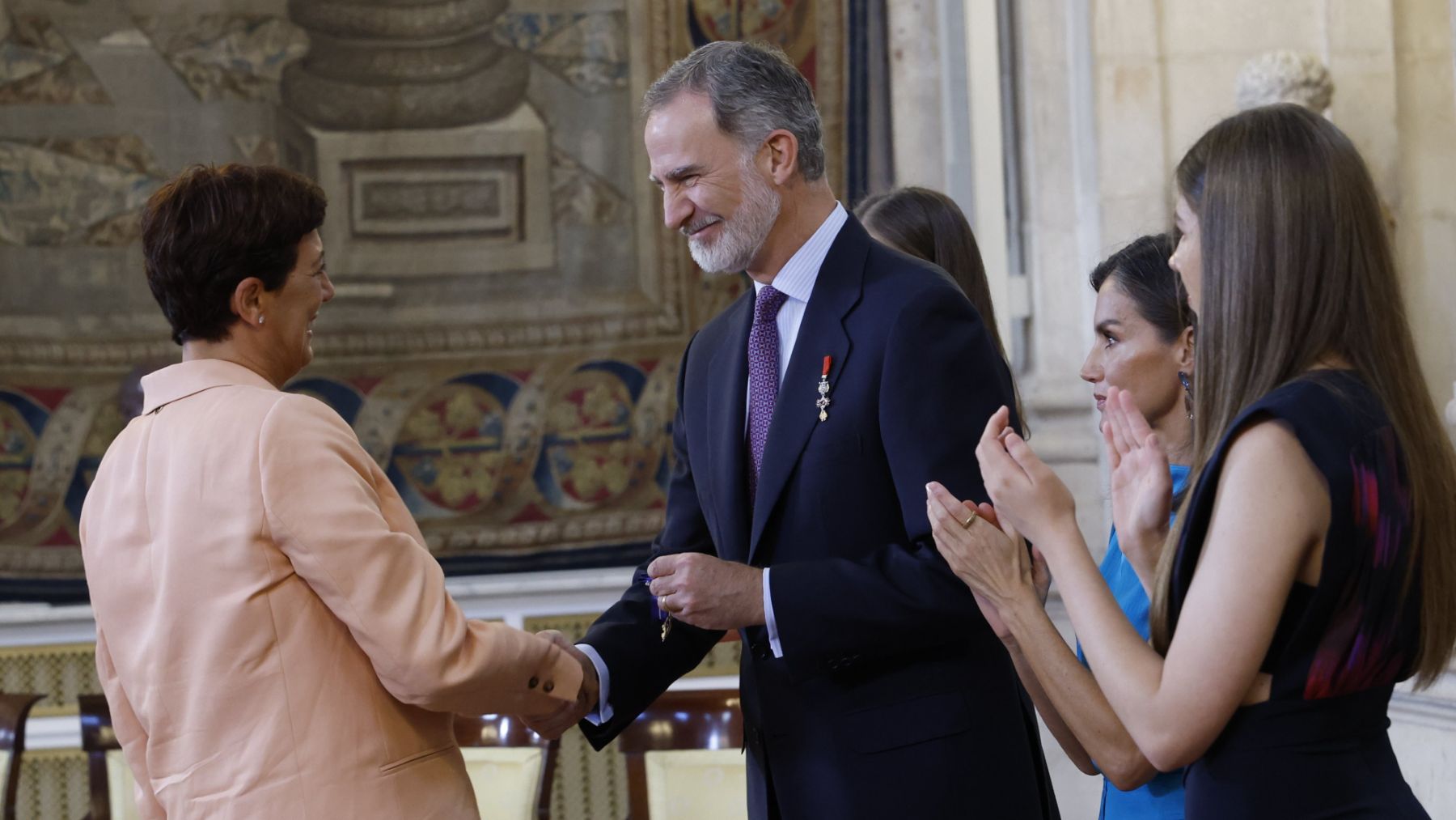 El rey Felipe VI condecora a la presidenta de AgroMallorca, Isabel Vicens.