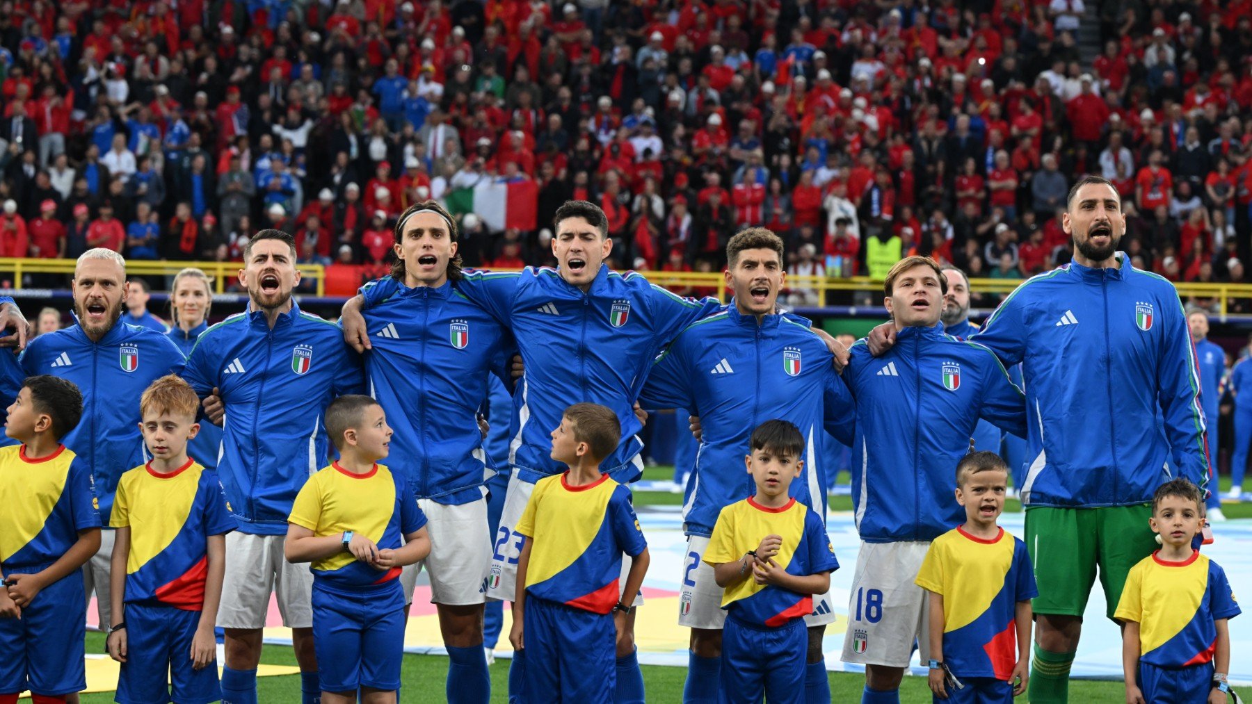 Los jugadores de Italia cantan su himno. (Getty)