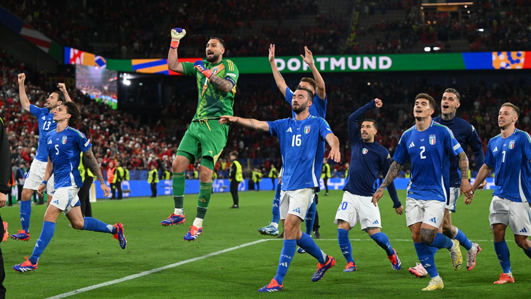 Los jugadores de Italia celebran la victoria contra Albania. (Getty)