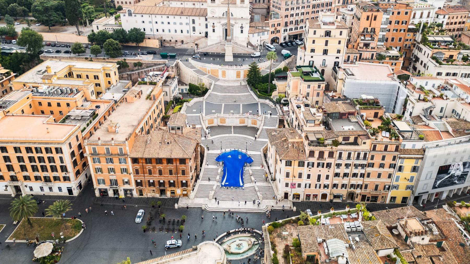 Camiseta gigante de Italia en la Plaza de España en Roma. (@azzurri)