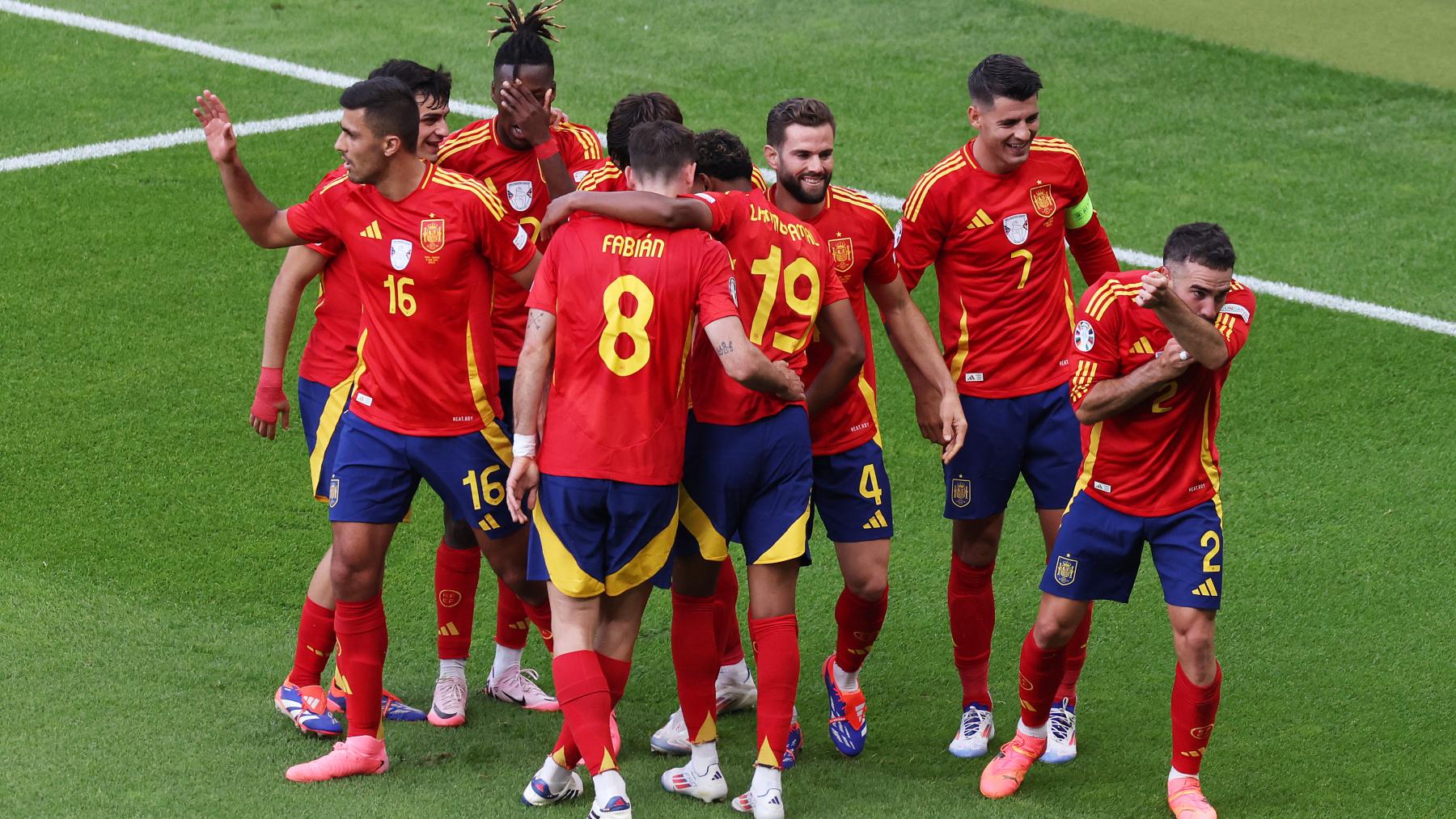 Los jugadores de España tras marcar un gol en la Eurocopa. (Getty)