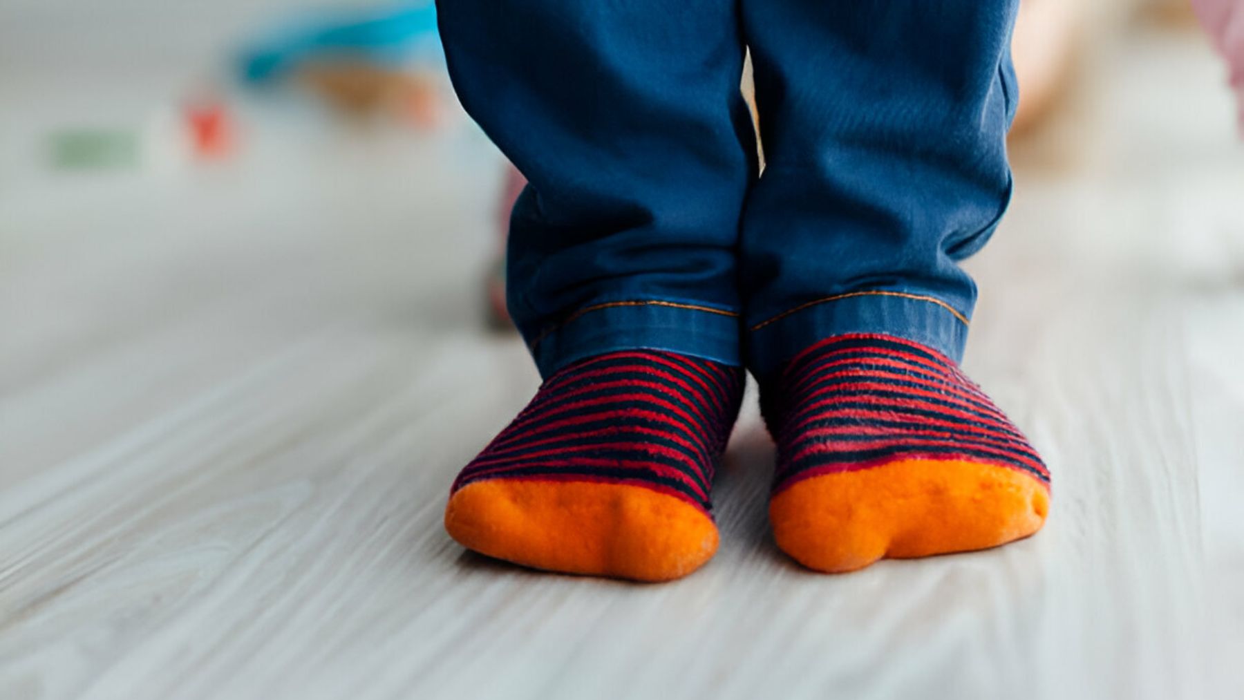 Pies infantiles con calcetines.