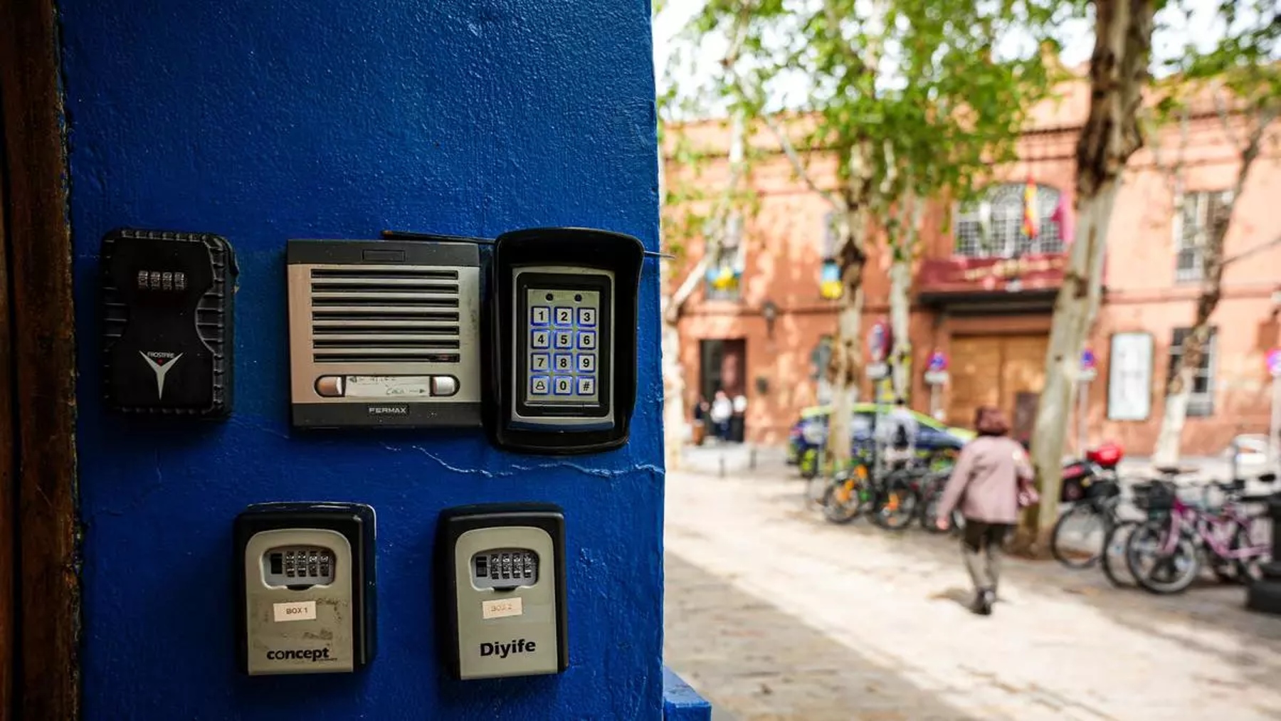 Candados guardan las llaves de pisos turísticos en el centro de Sevilla. (Foto: EP)
