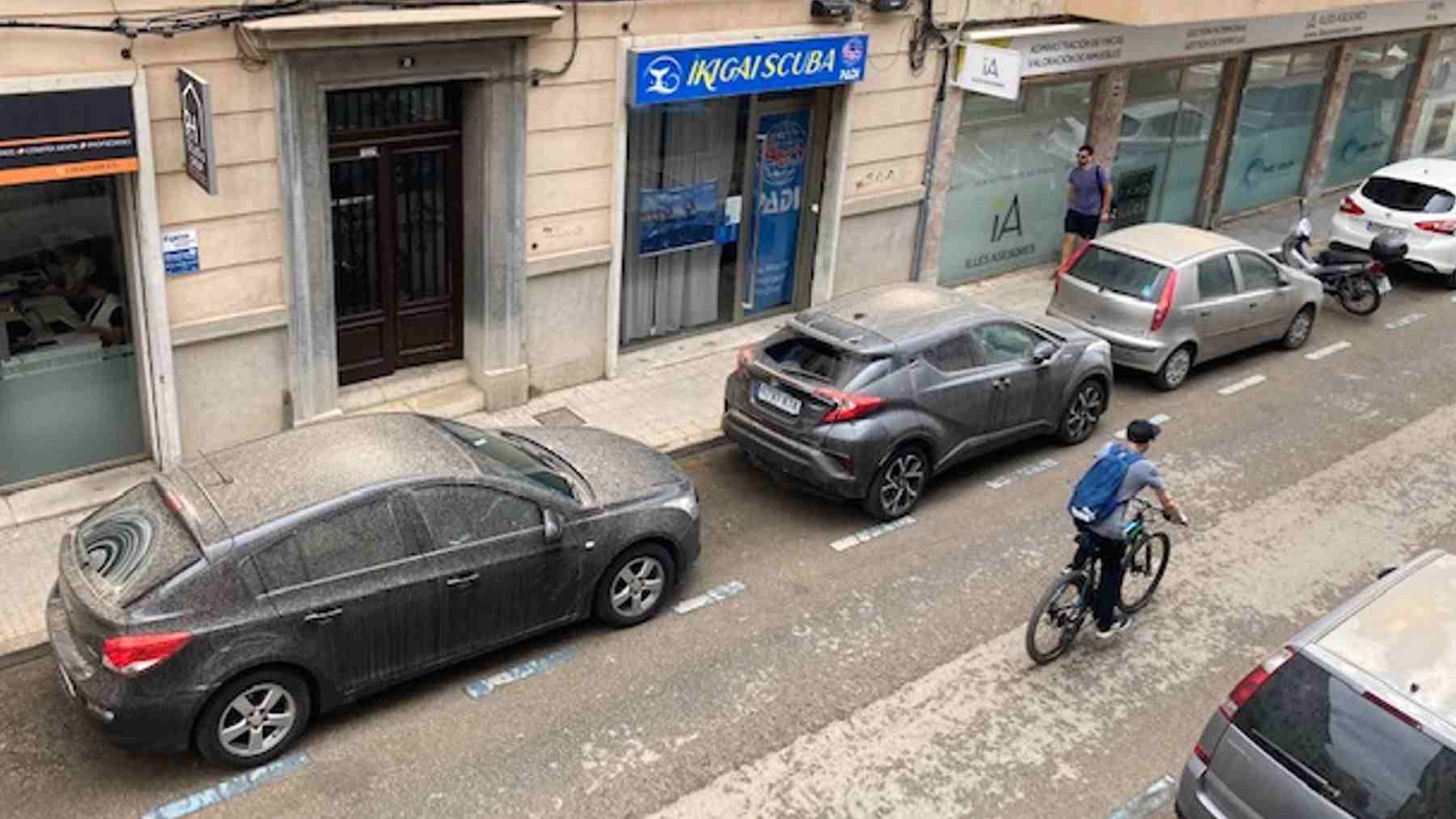 Coches cubiertos de barro y polvo tras las precipitaciones de estos días.