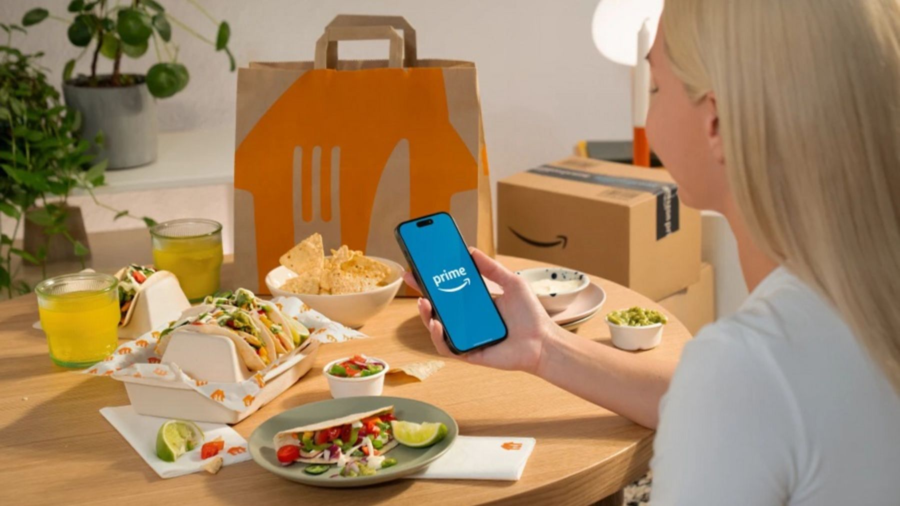 Clienta Amazon con comida y bolsa Just Eat (Foto: Amazon).