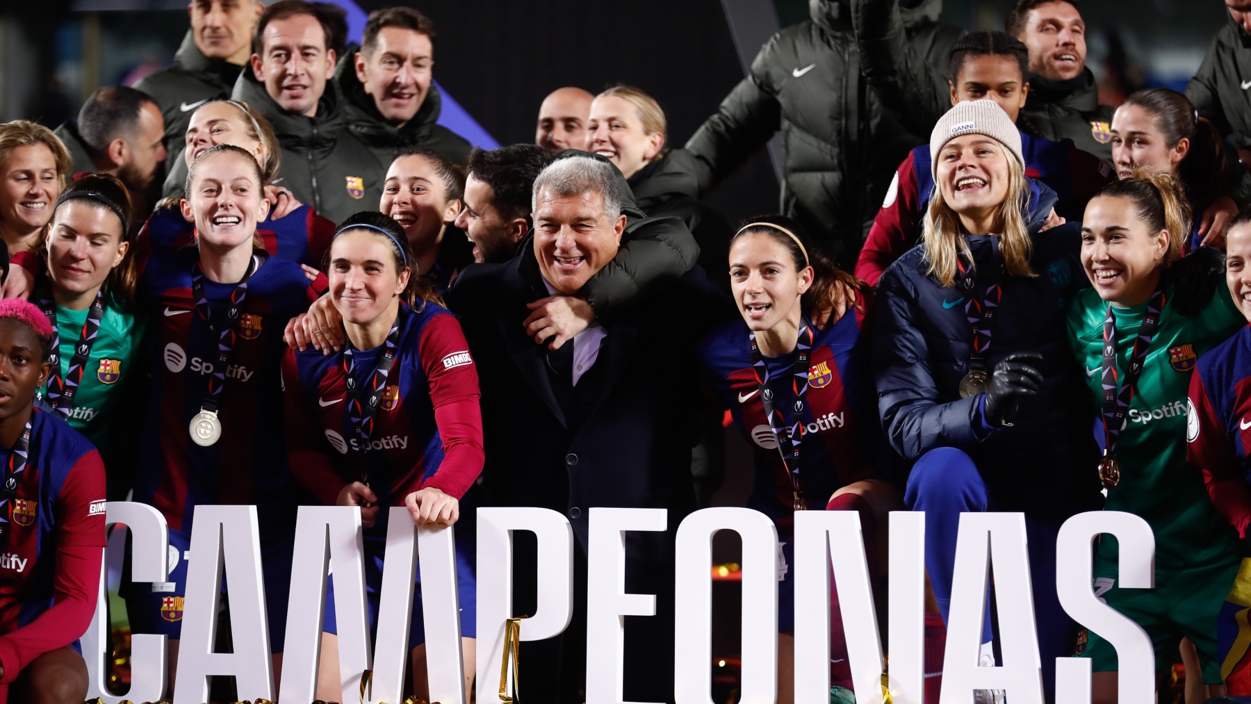 EuropaPress_5703749_joan_laporta_president_of_fc_barcelona_and_the_players_of_fc_barcelona-2