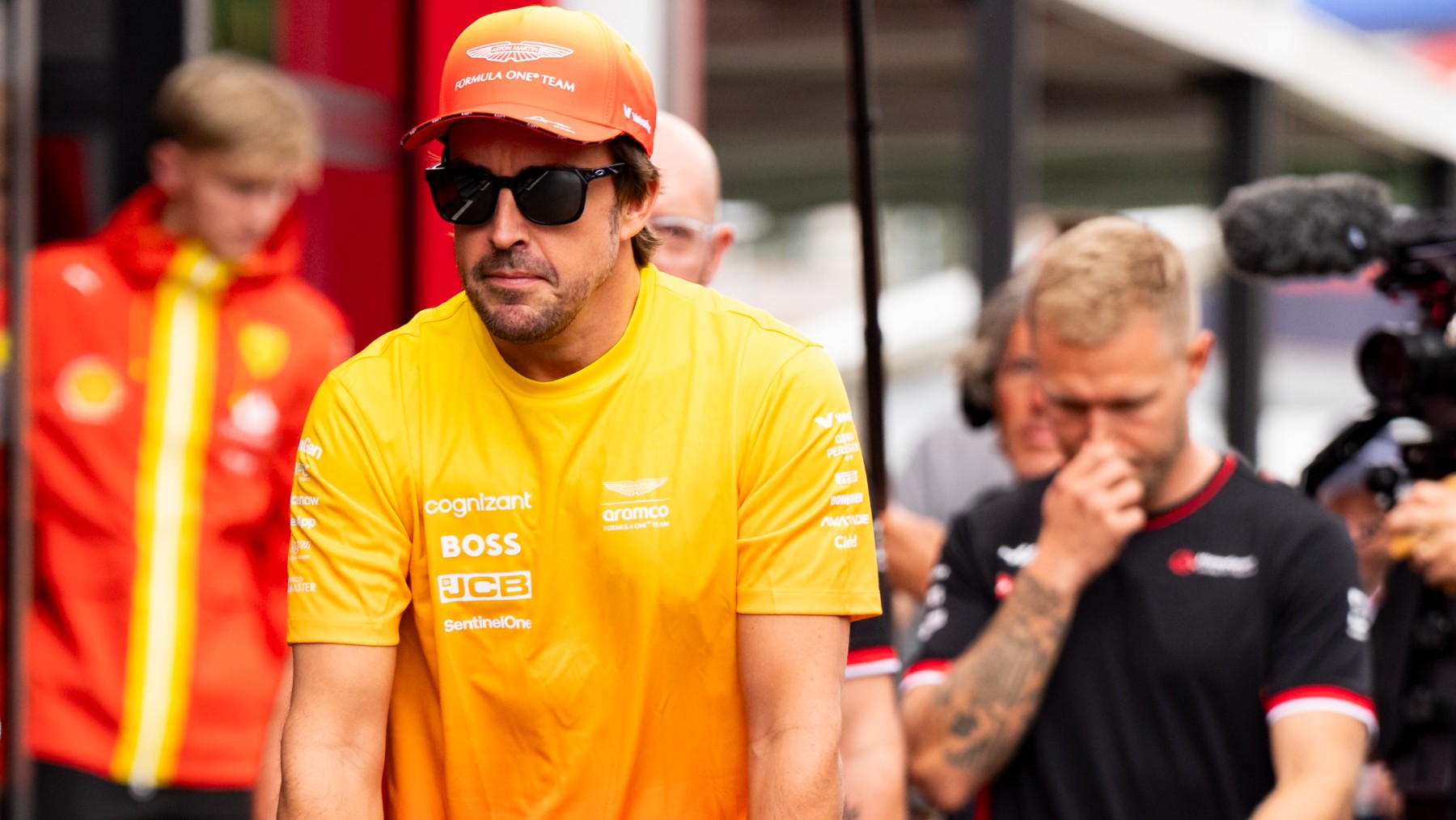 Fernando Alonso, vestido con la equipación especial de Aston Martin para el GP de España. (EFE)