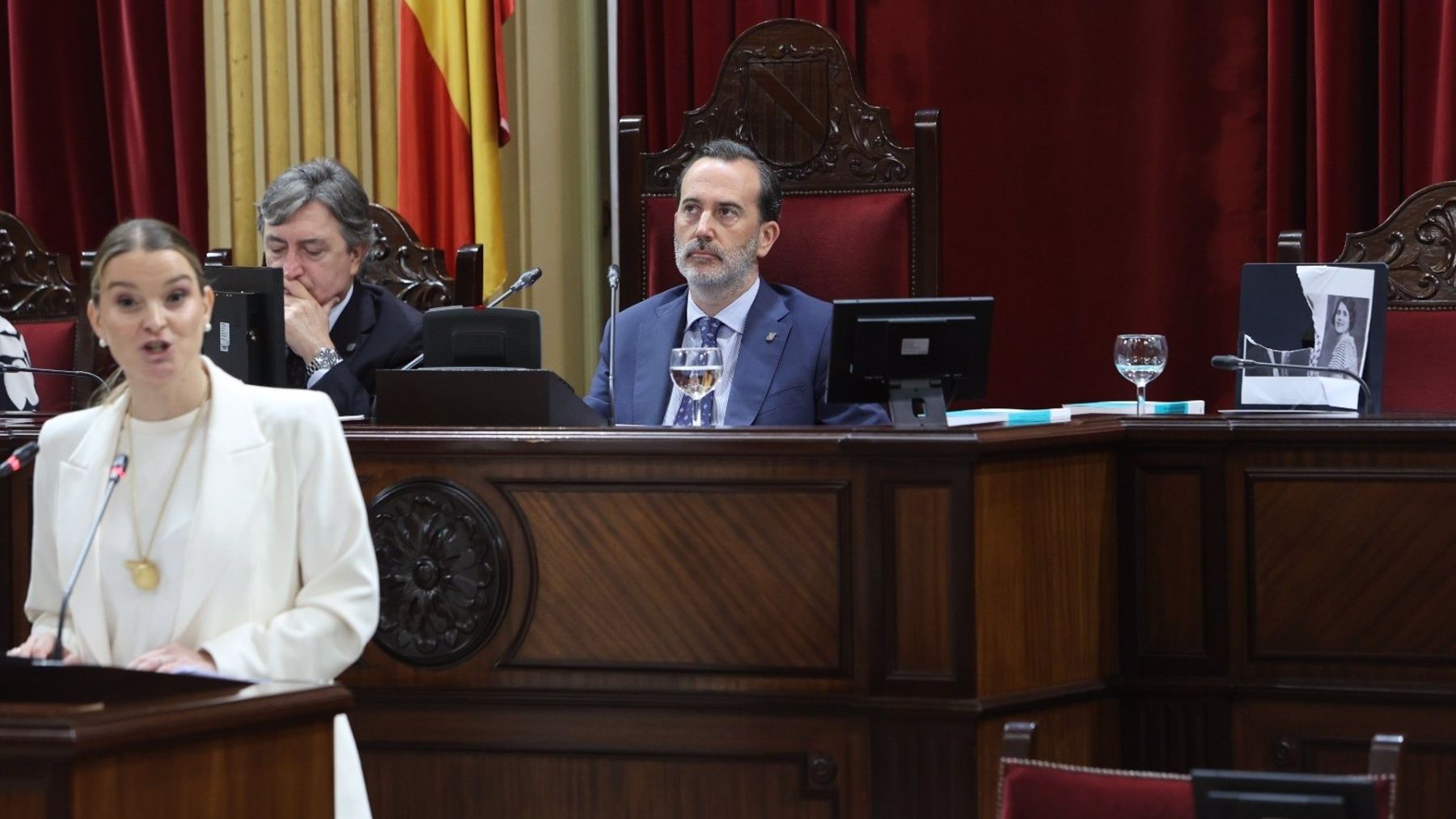 El presidente del Parlament, Gabriel Le Senne, detras de la presidenta del Govern, Marga Prohens. (Foto: Europa Press)