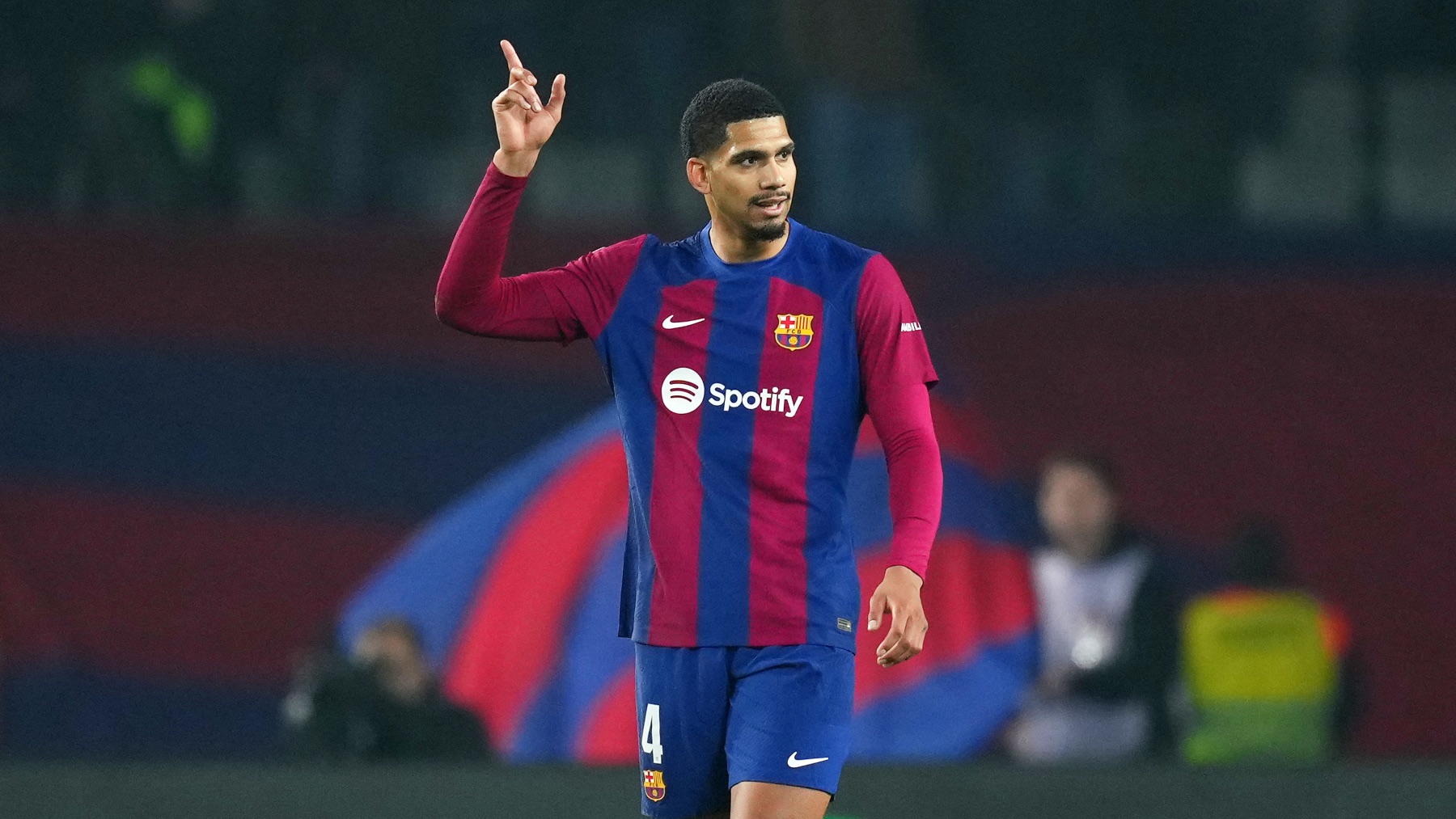 Ronald Araujo, en un partido con el Barcelona. (Getty)