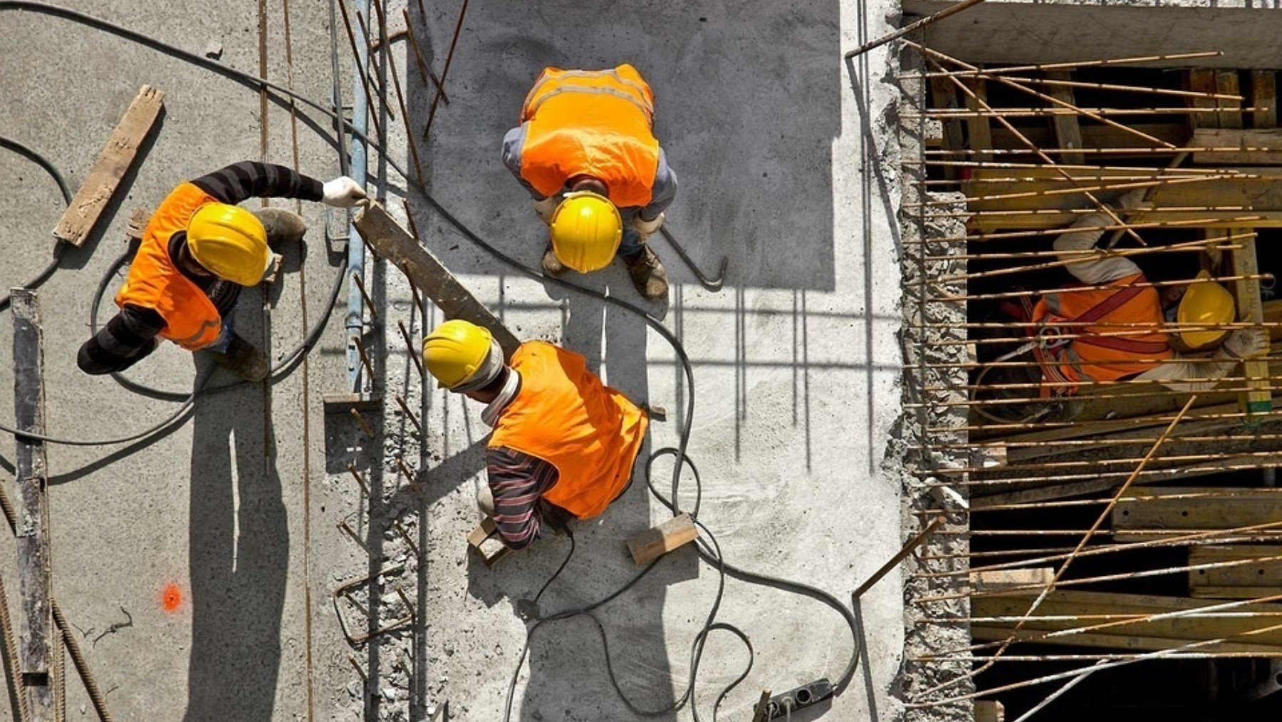 Tres trabajadores en la obra. (EP)