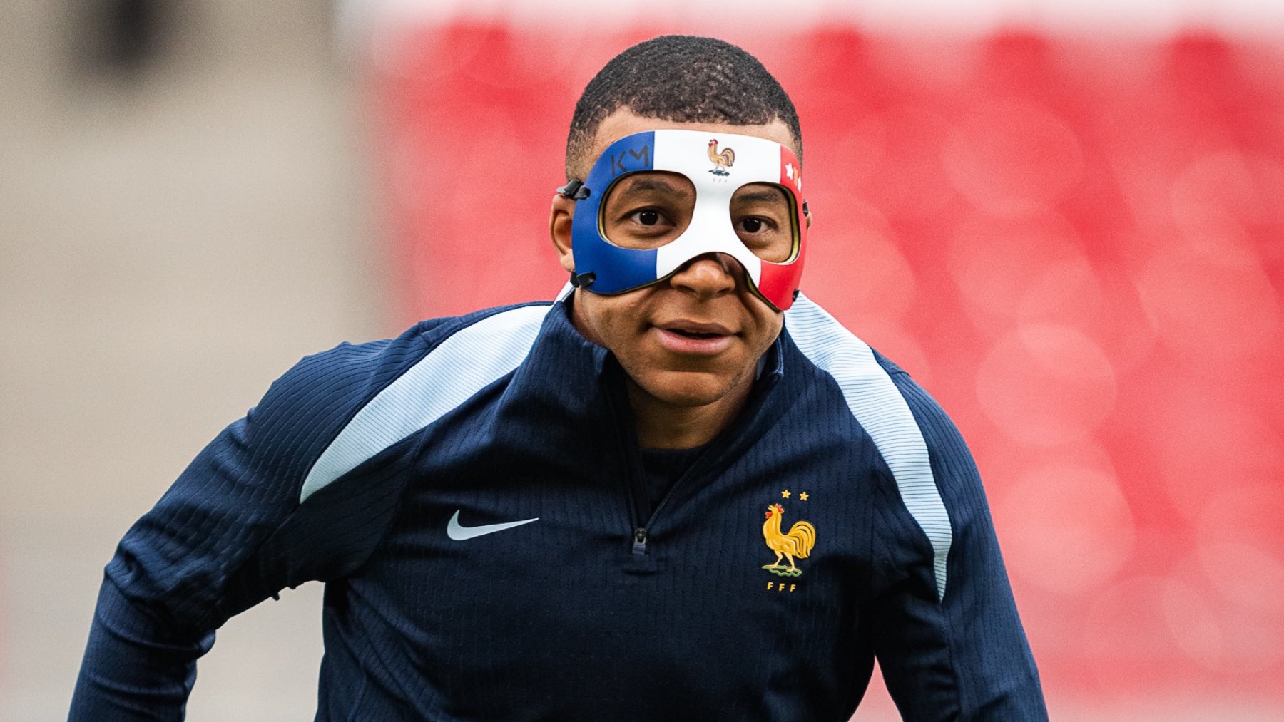 Kylian Mbappé, entrenando con máscara. (Equipe de France)