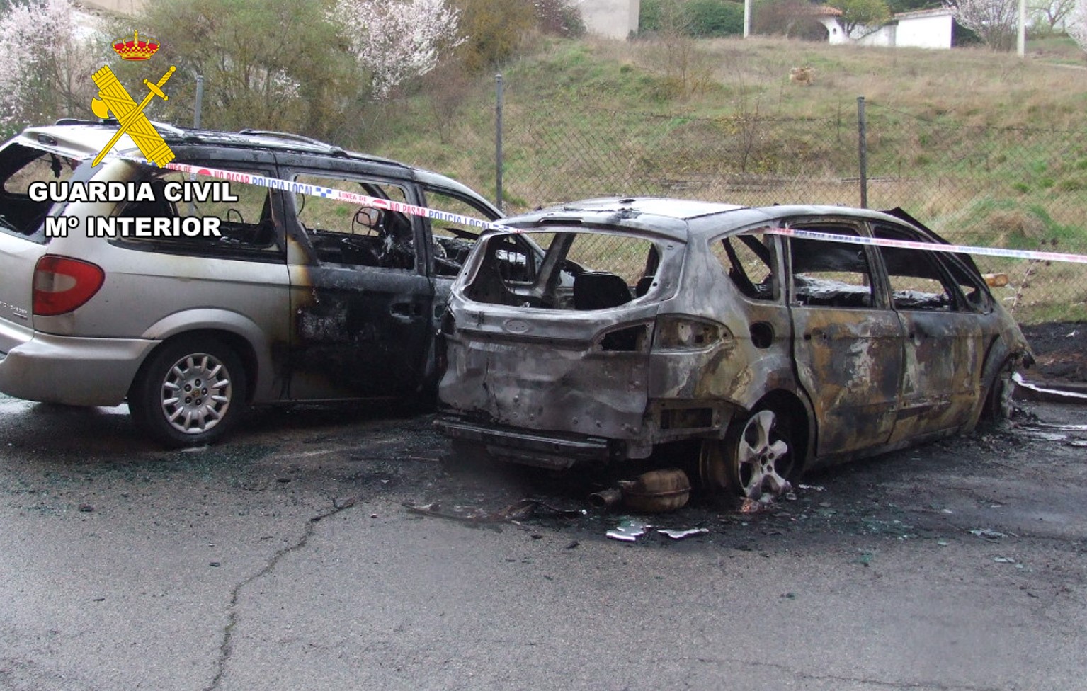 Algunos de los vehículos quemados por venganza por los menores.