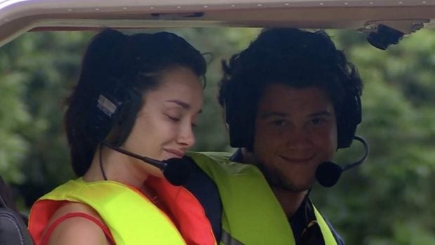 Adara Molinero y Bosco Blach Martínez-Bordiú en el helicóptero de Supervivientes All Stars. (Mediaset)