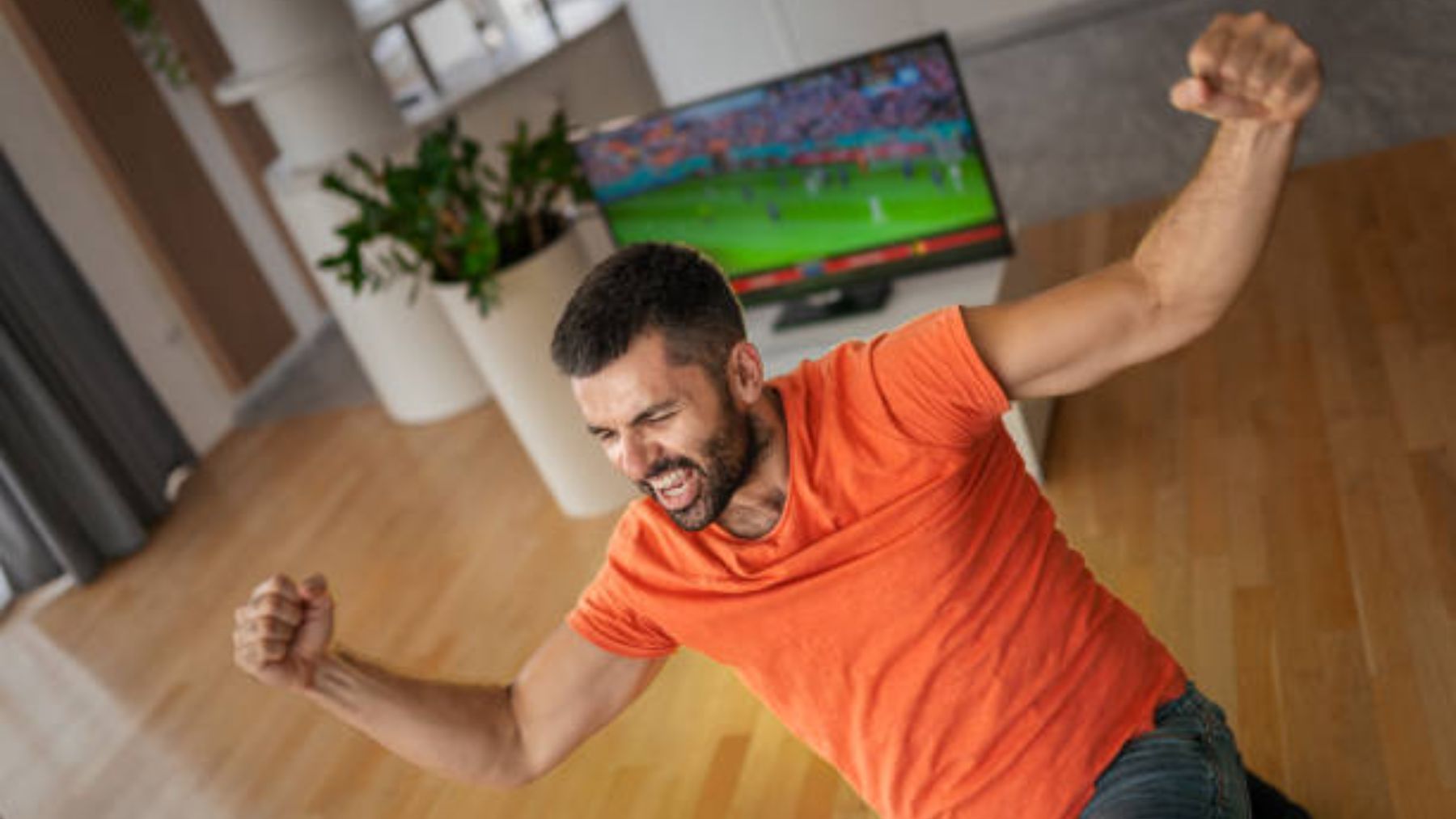 Hombre celebrando un gol.