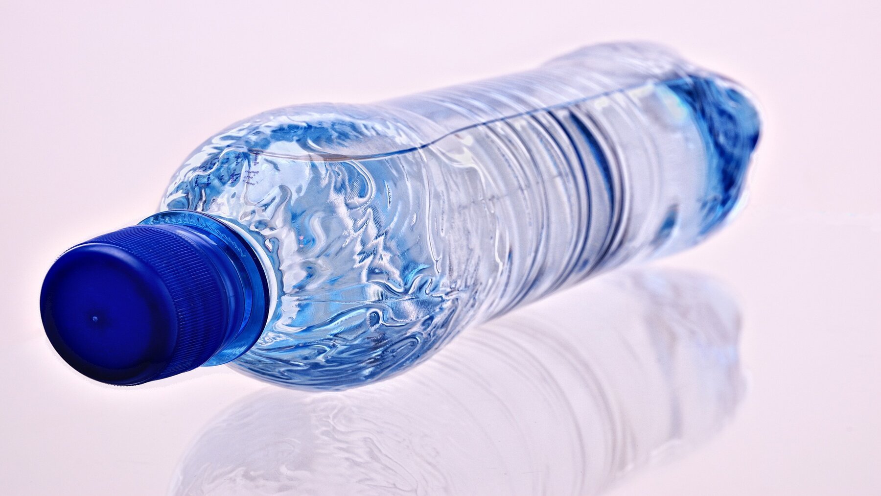 Una botella de agua puede tener más utilidad de la que pensamos.