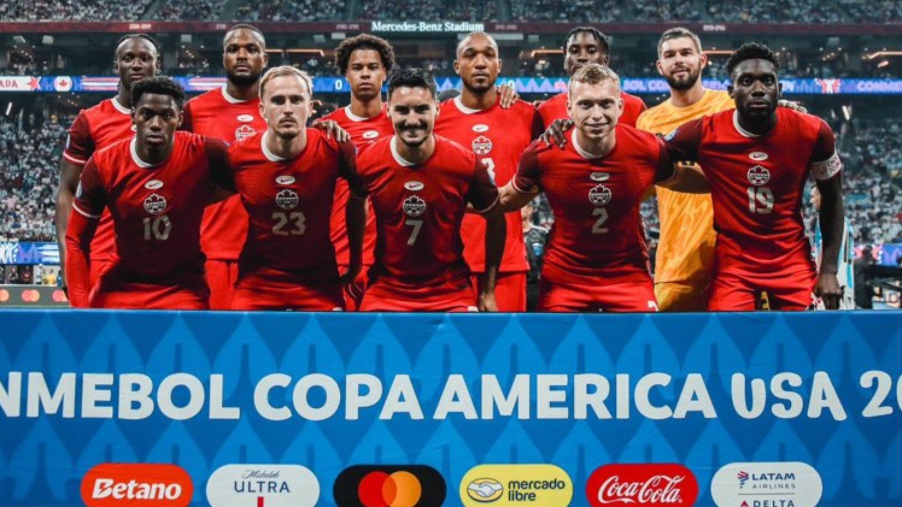 Equipo de Canadá, con Larin el segundo por la izquierda en la primera fila.