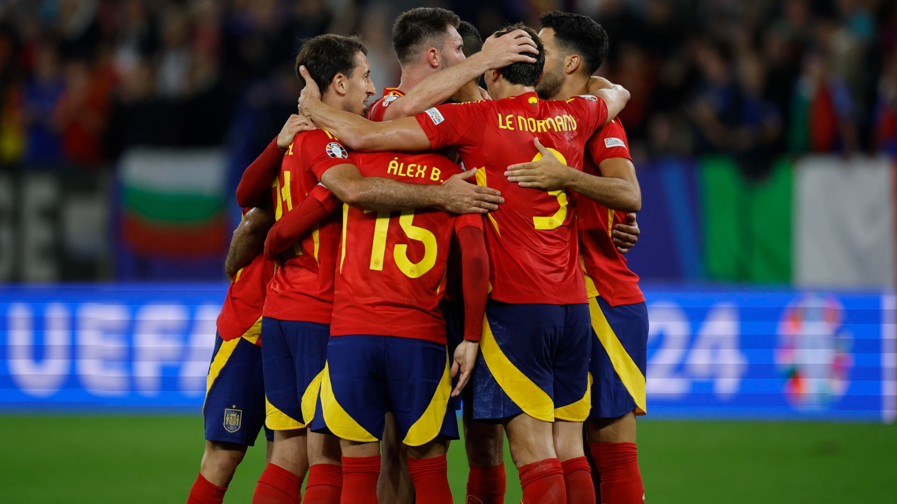 La selección se abraza celebrando el triunfo ante Italia. (EFE)