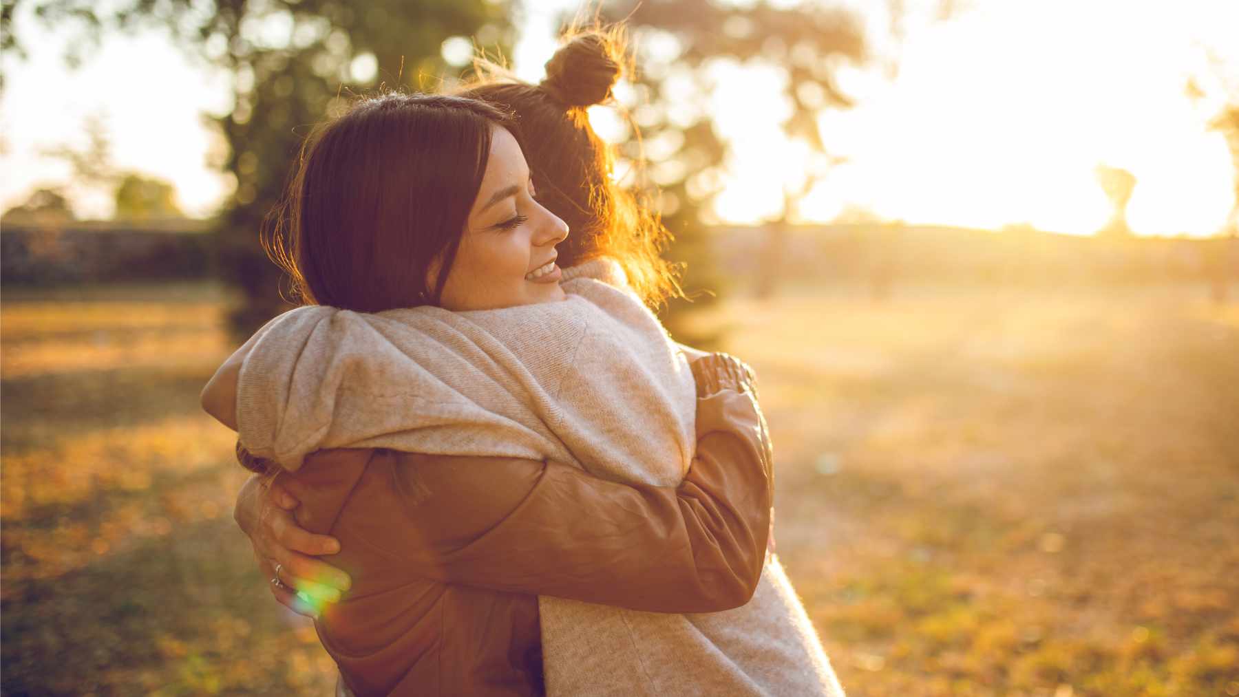 Dos personas dándose un abrazo.