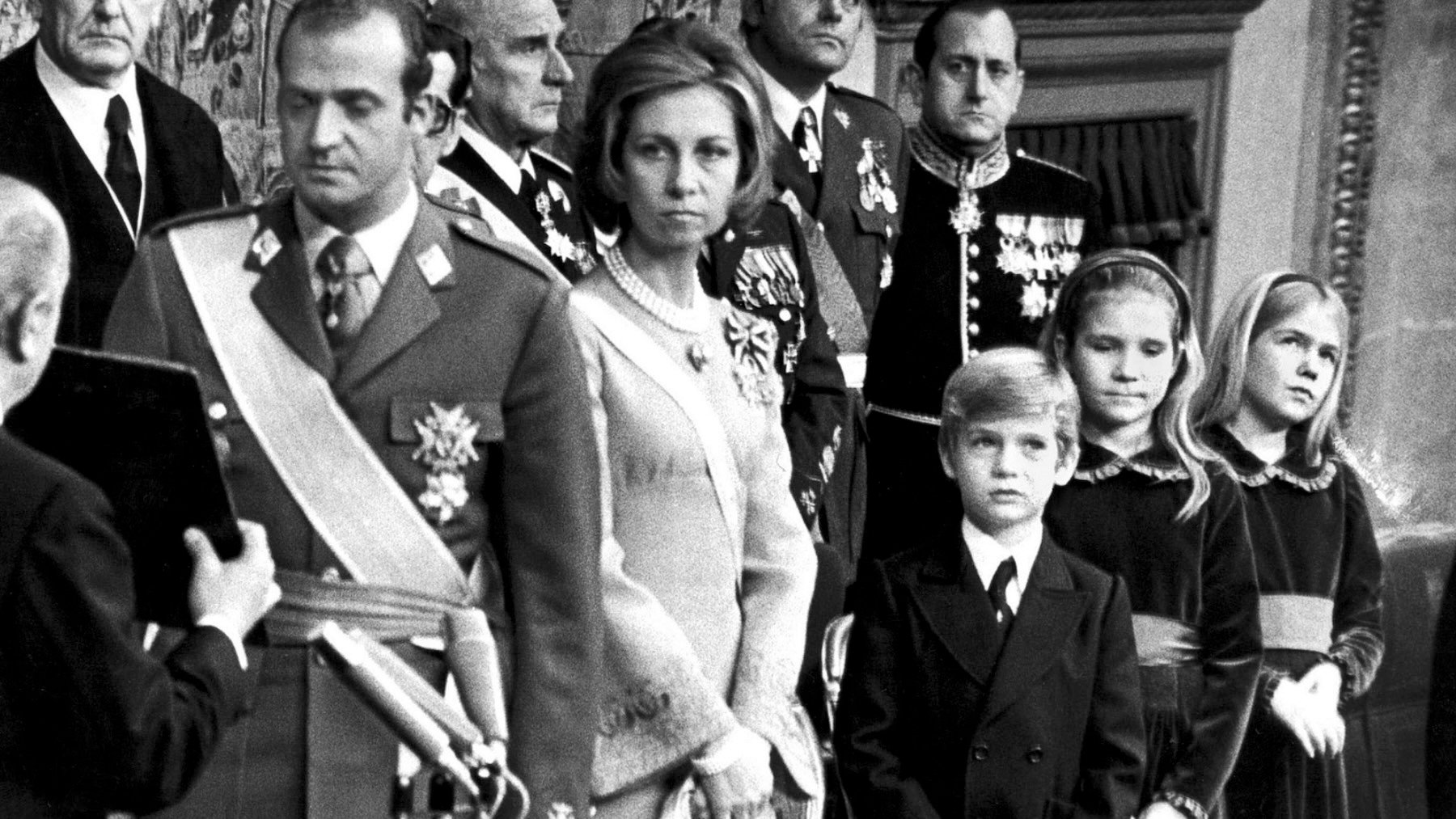 El hoy Rey Felipe VI, entre sus padres y sus hermanas.