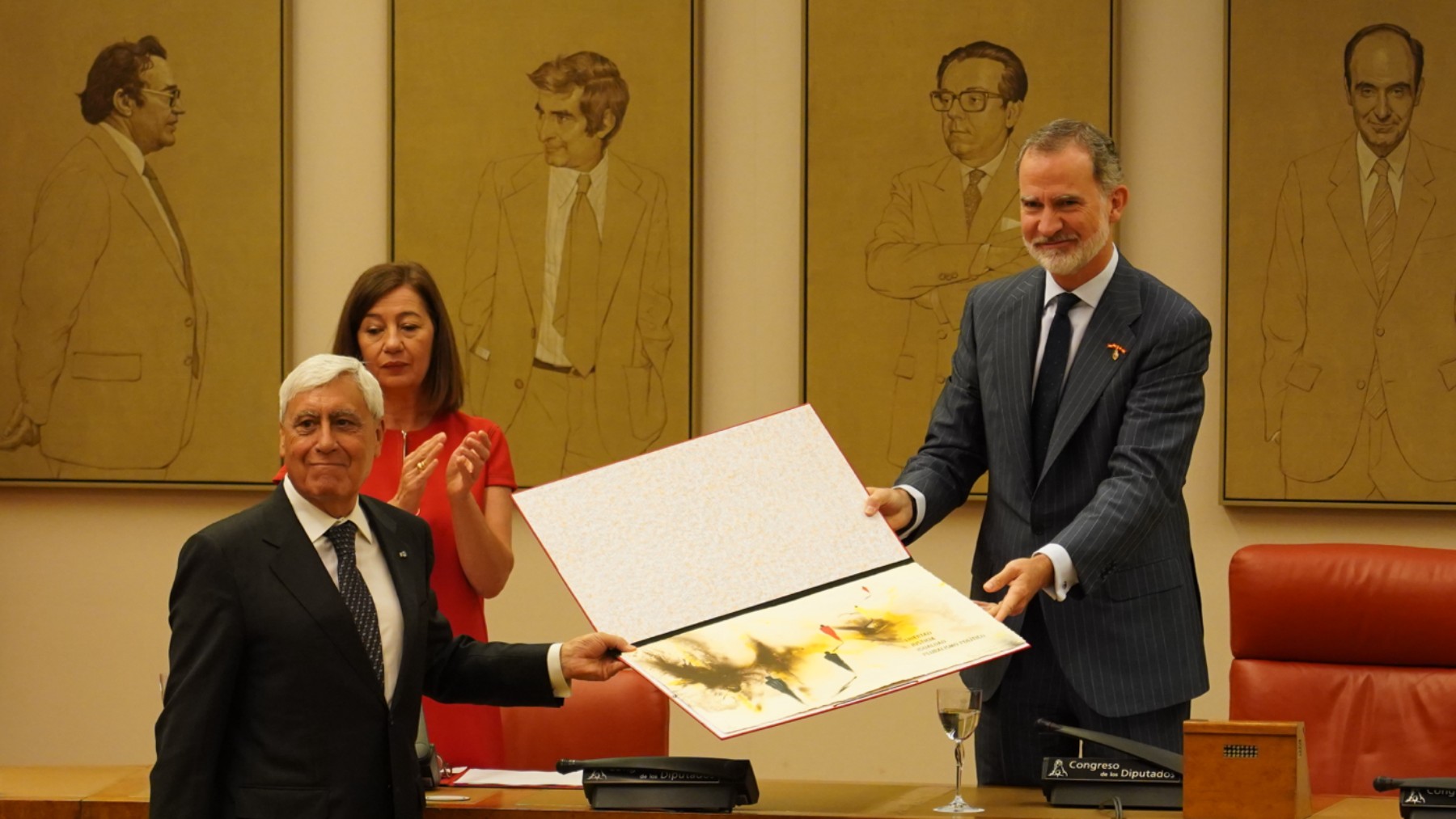 Felipe VI entregando el premio a Pedro Cruz Villalón. (Foto: España Juntos Sumamos)