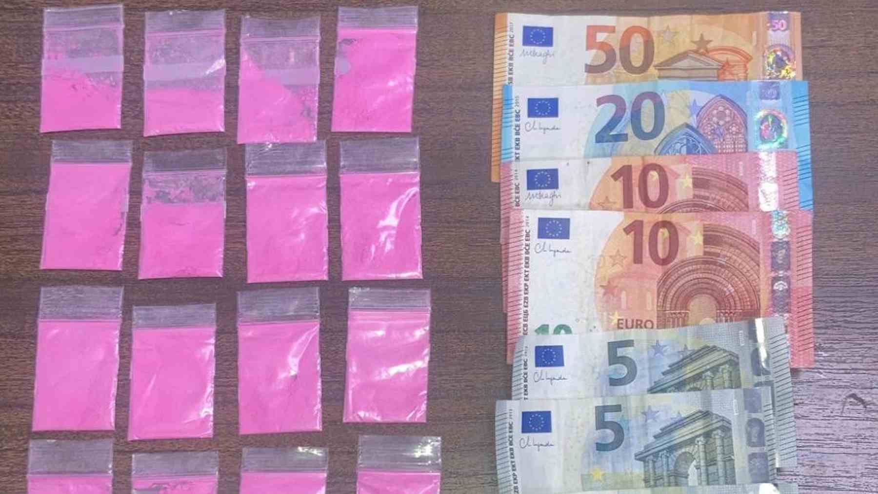 Bolsitas con cocaína rosa y dinero en efectivo incautado al hombre detenido.