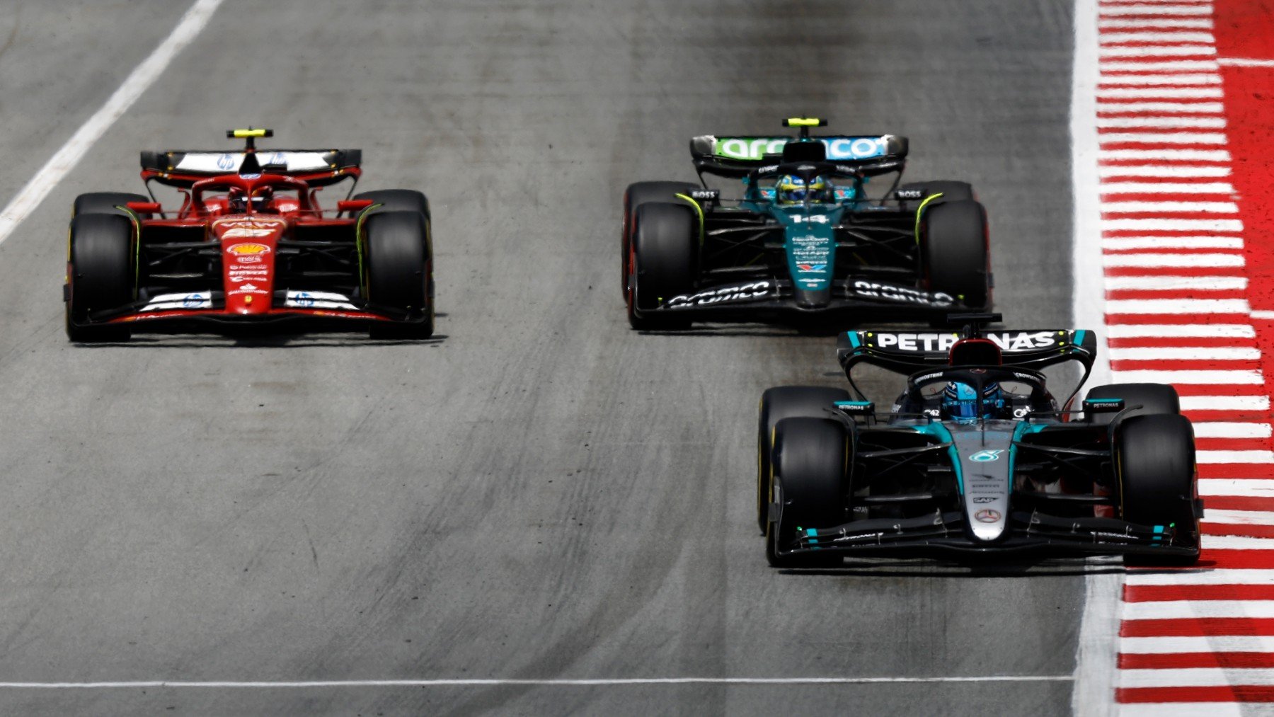 Carlos Sainz y Hamilton en Montmeló. (Getty)