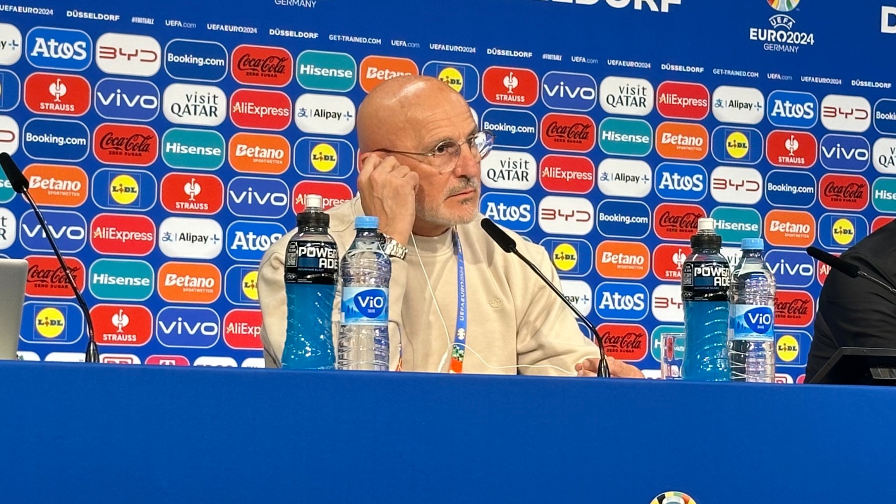 De la Fuente, durante una rueda de prensa con España.