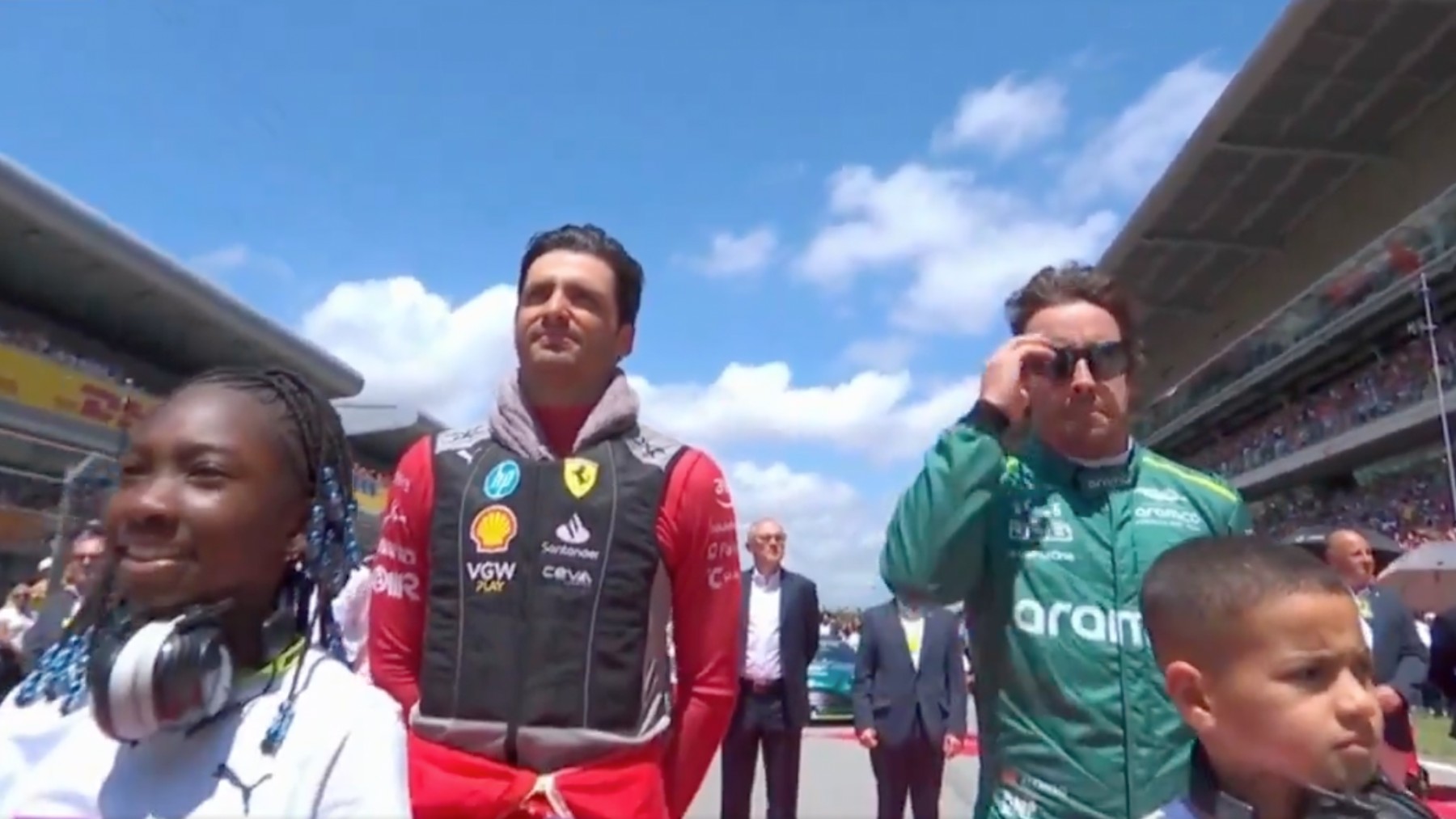 Fernando Alonso se quita las gafas de sol en cuanto escucha el himno español.
