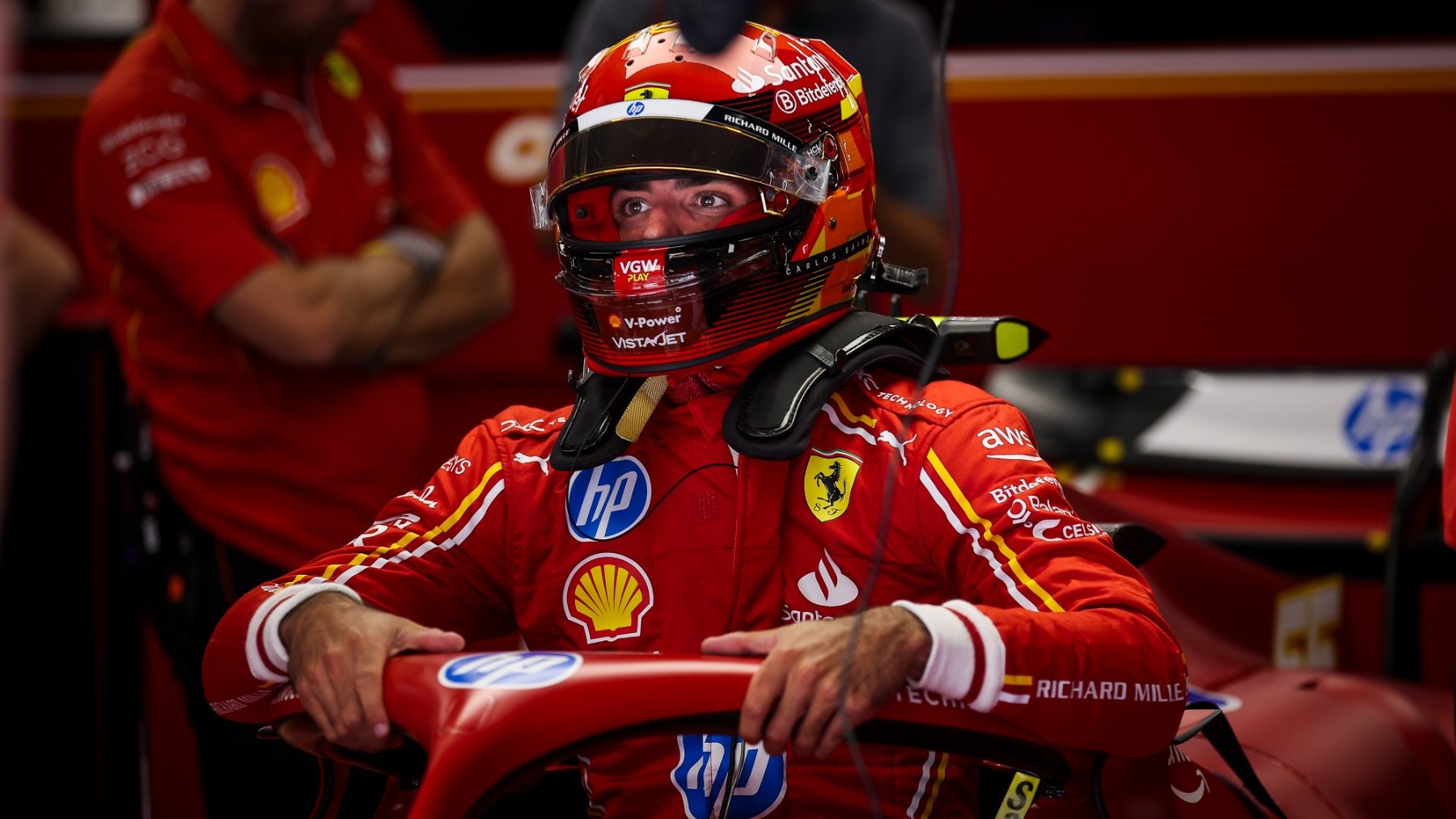 Carlos Sainz entrando en su Ferrari. (Europa Press)