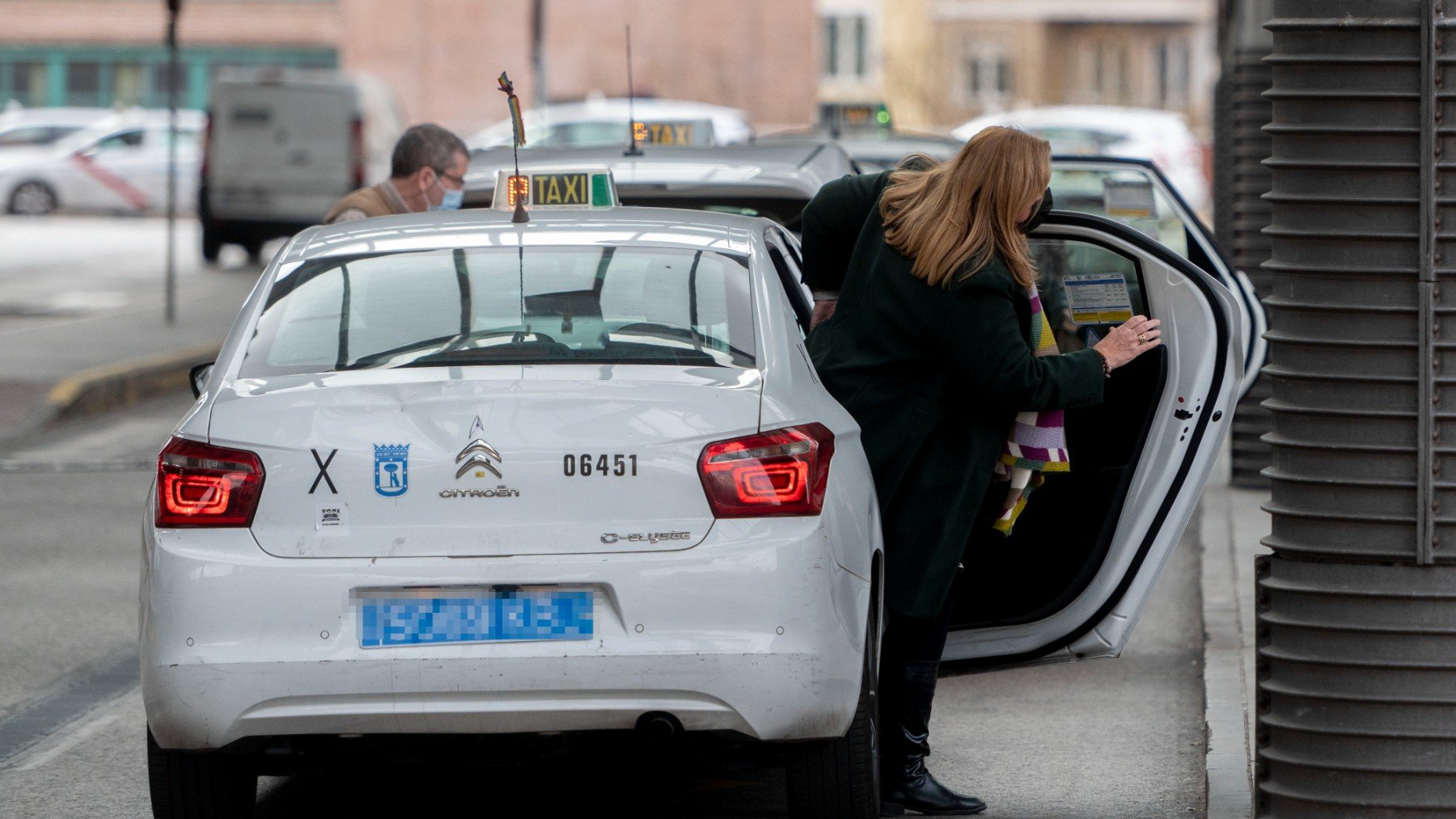 Una mujer baja de un taxi en Madrid. (EP)