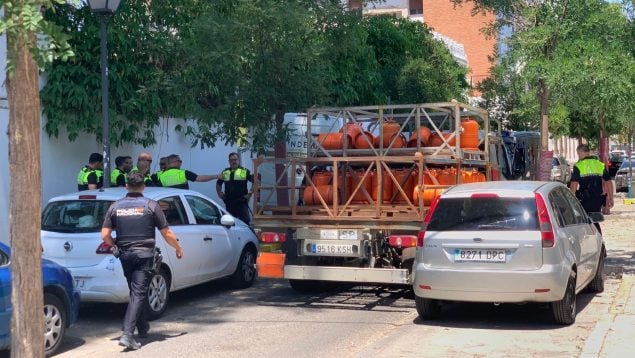 Roba un camión de butano en Sevilla y se le caen 50 bombonas huyendo de la Policía
