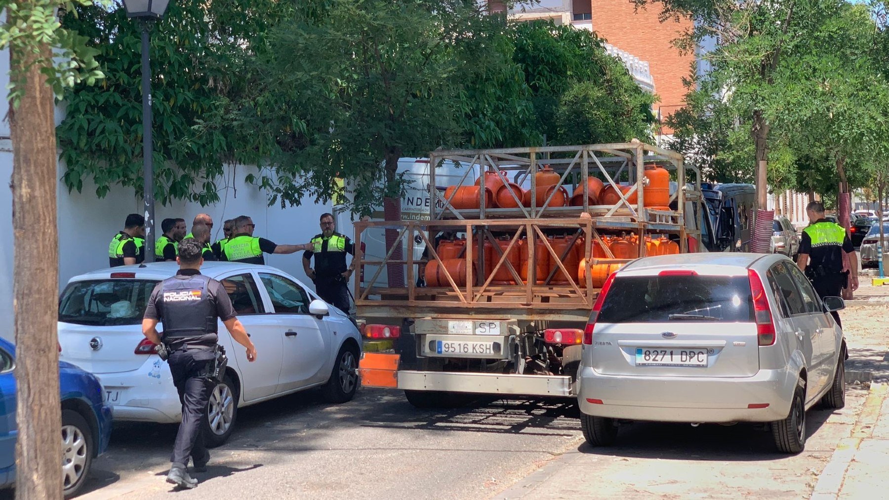 Camión de butano robado en Sevilla. (Foto: A.M.O.)