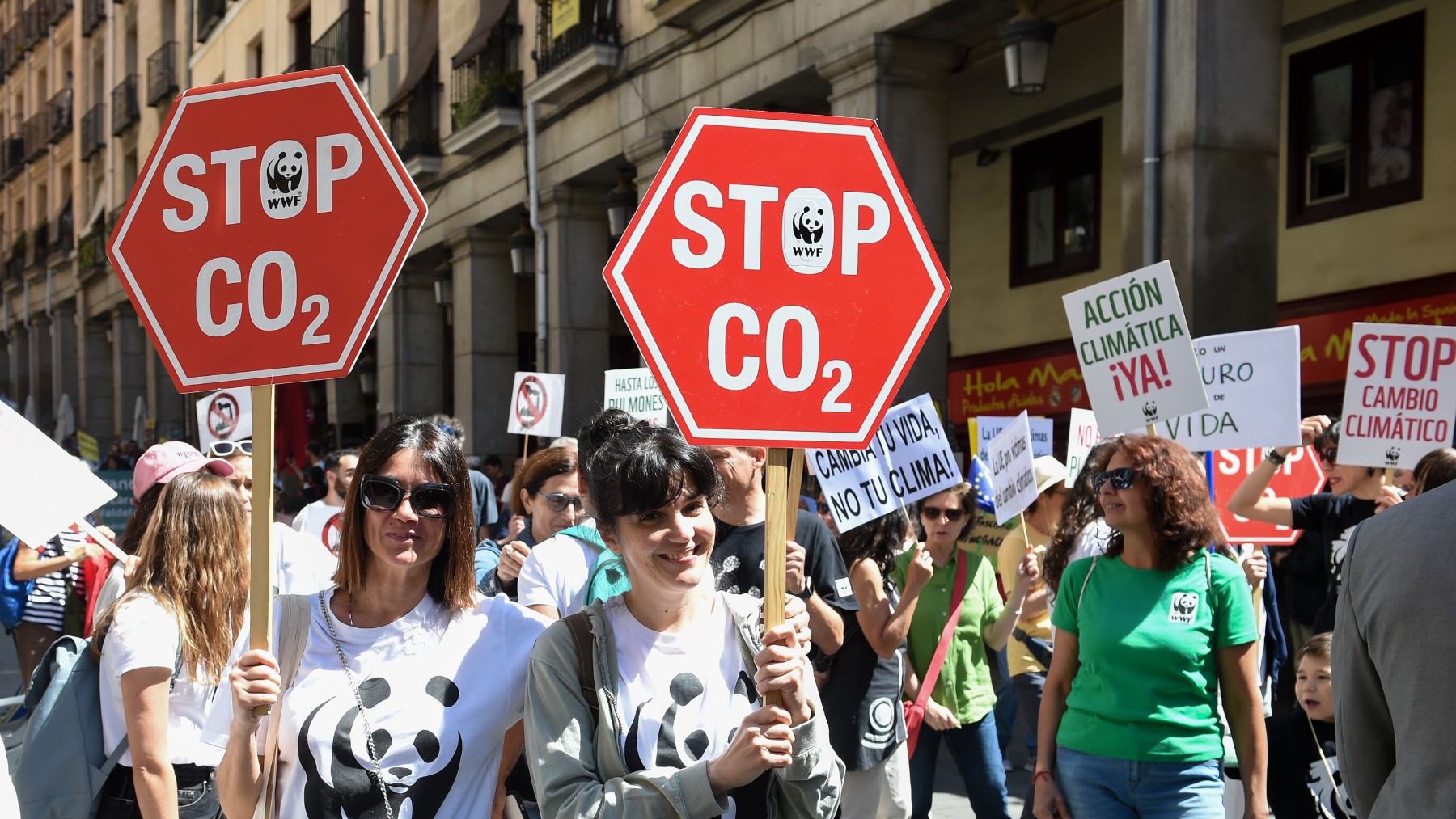 Varias personas durante una manifestación en defensa de la justicia climática el pasado 1 de junio de 2024 en Madrid