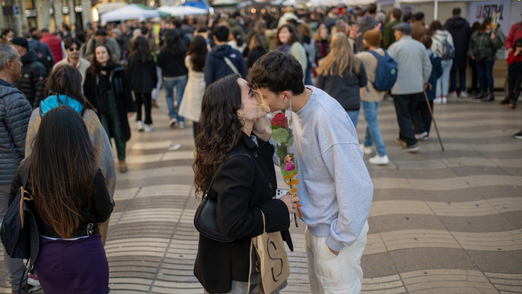 Una pareja besándose el día de Sant Jordi. (EP)