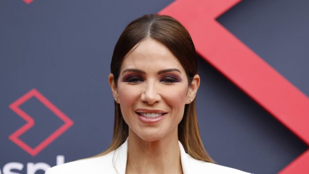 Tamara Gorro en una presentación de Antena 3 con un traje blanco